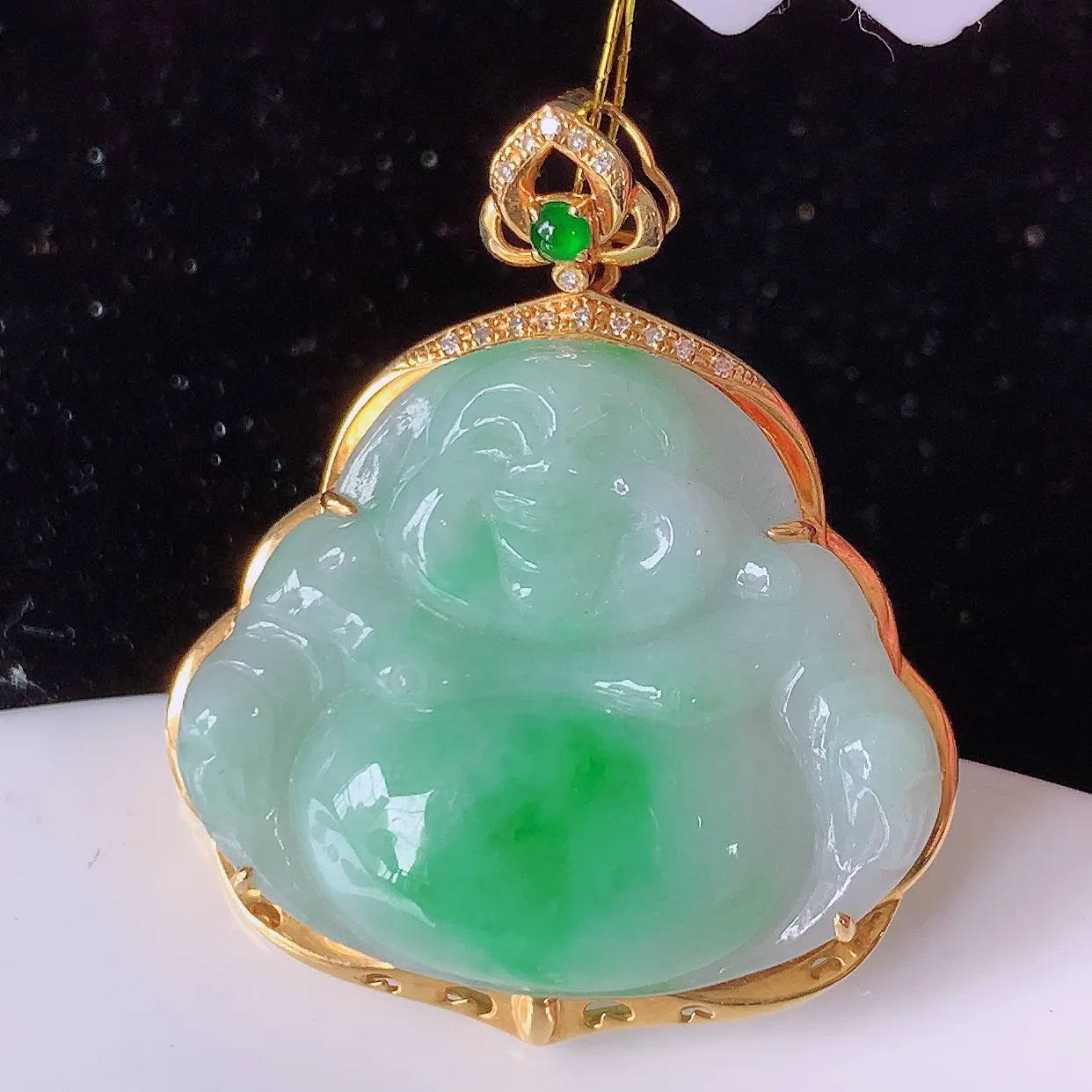 18k金镶嵌飘绿翡翠佛公吊坠，沁人心脾，精致典雅的设计，为佩戴者，增添色彩，送礼自留都是佳品选择！#35.11整体35*29*7.6裸石27.5*23.5