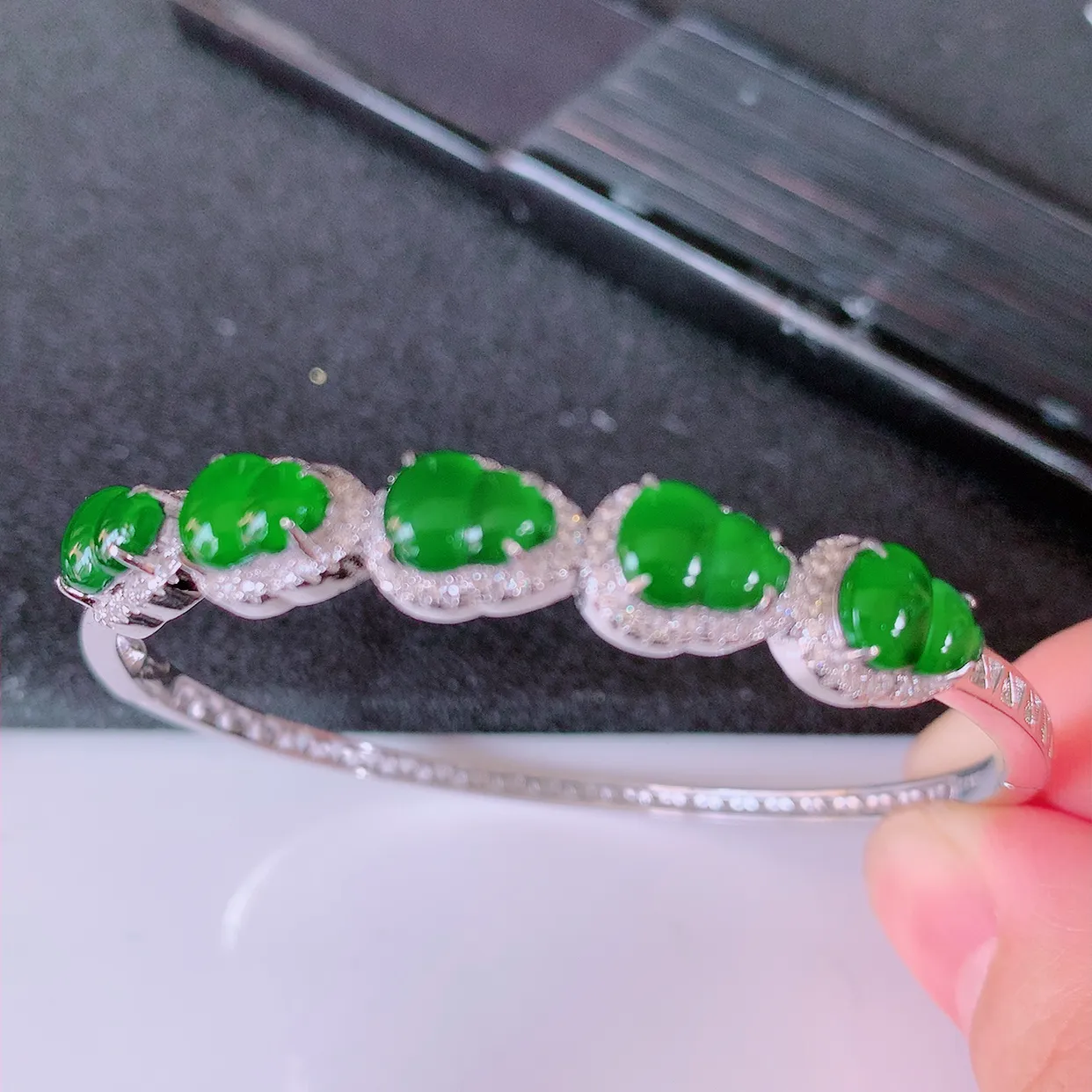 冰透满绿翡翠925银镶嵌手镯，自然光实拍，翠色灵动，颜色漂亮，种老水足，品相佳，佩戴佳品！#97.11整体56.5*51*8.2-5.8裸石8*6