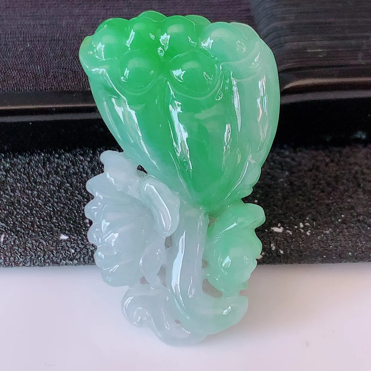 自然光实拍，冰润飘绿翡翠招财莲蓬吊坠，水润精细，寓意路路都通，有着促进事业有运！#02.7