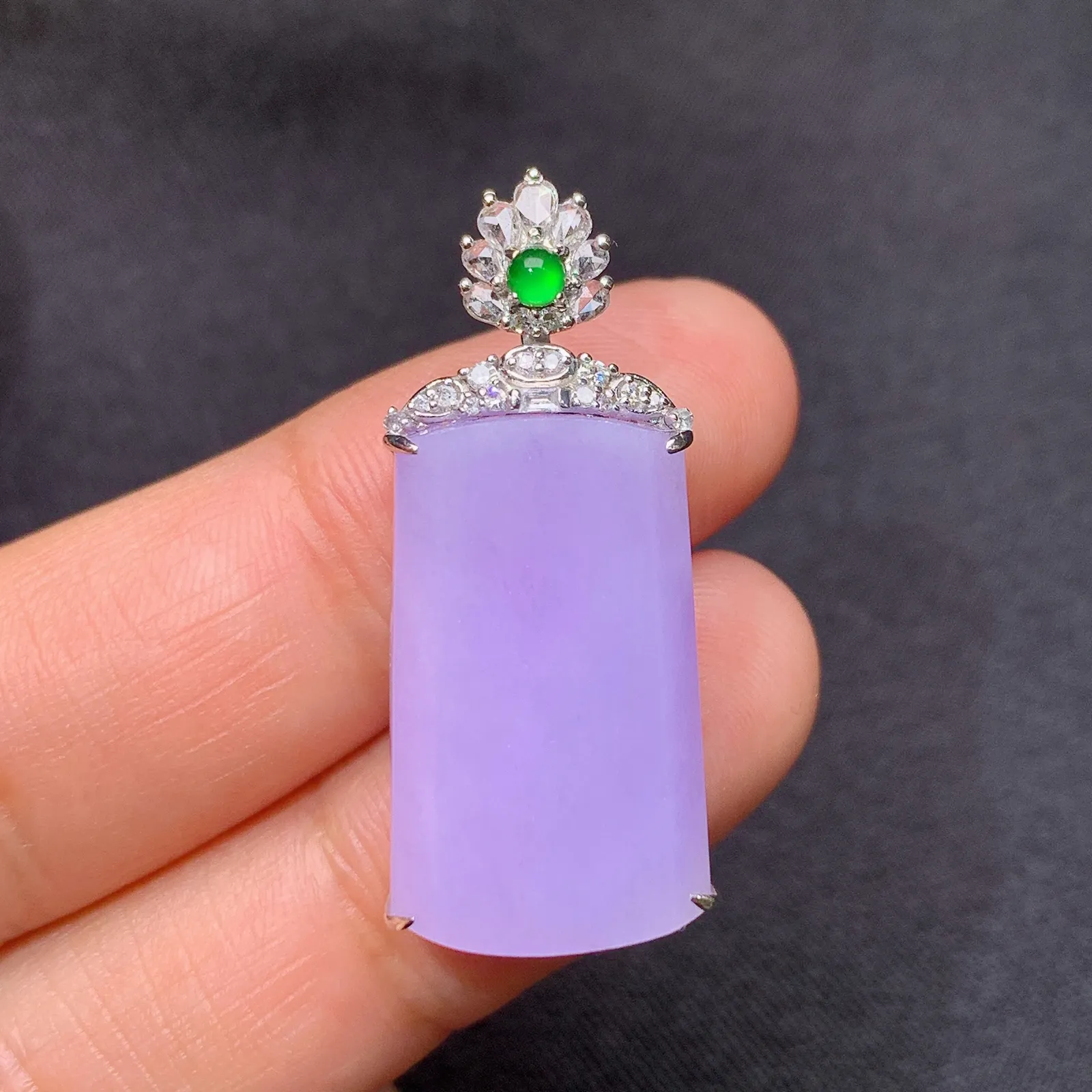 紫罗兰无事牌吊坠，18k金镶嵌，温润细腻，颜色浓郁 尺寸32.4*14.2*7.2