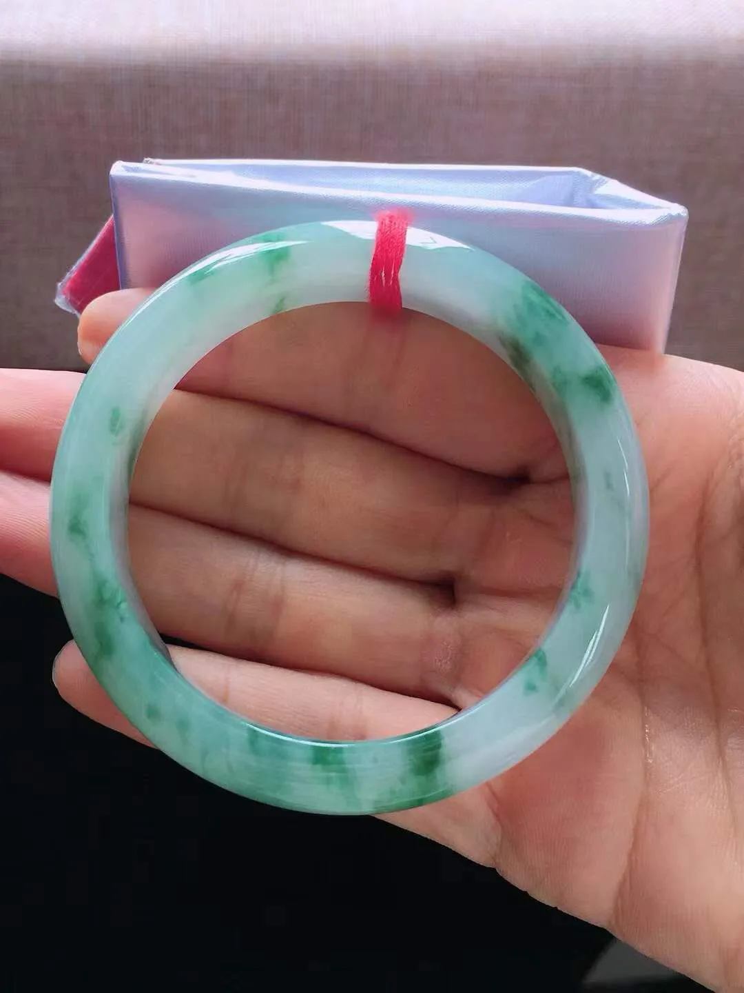 【翡翠名称】老种冰飘花54.8正圈口翡翠手镯
【翡翠尺寸】54.8*12.6*7.8mm适合正圈口佩戴
【翡翠描述】缅甸天然翡翠A货，种老水足，玉质细腻，色泽靓丽，性价比高，佩戴效果好！