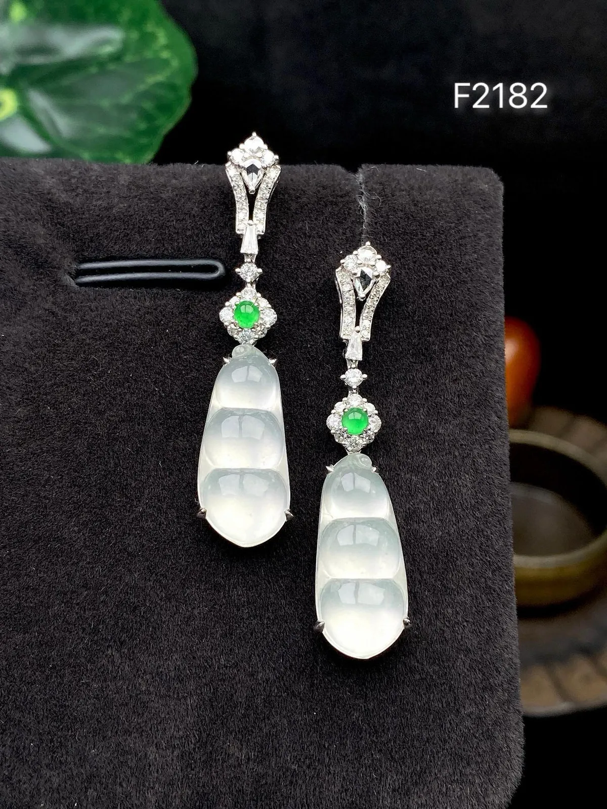 【冰种福豆耳坠】多子多福，豆子品质上佳，饱满度不错，冰润通透，起强胶感，光泽强烈。18K金钻精美镶嵌