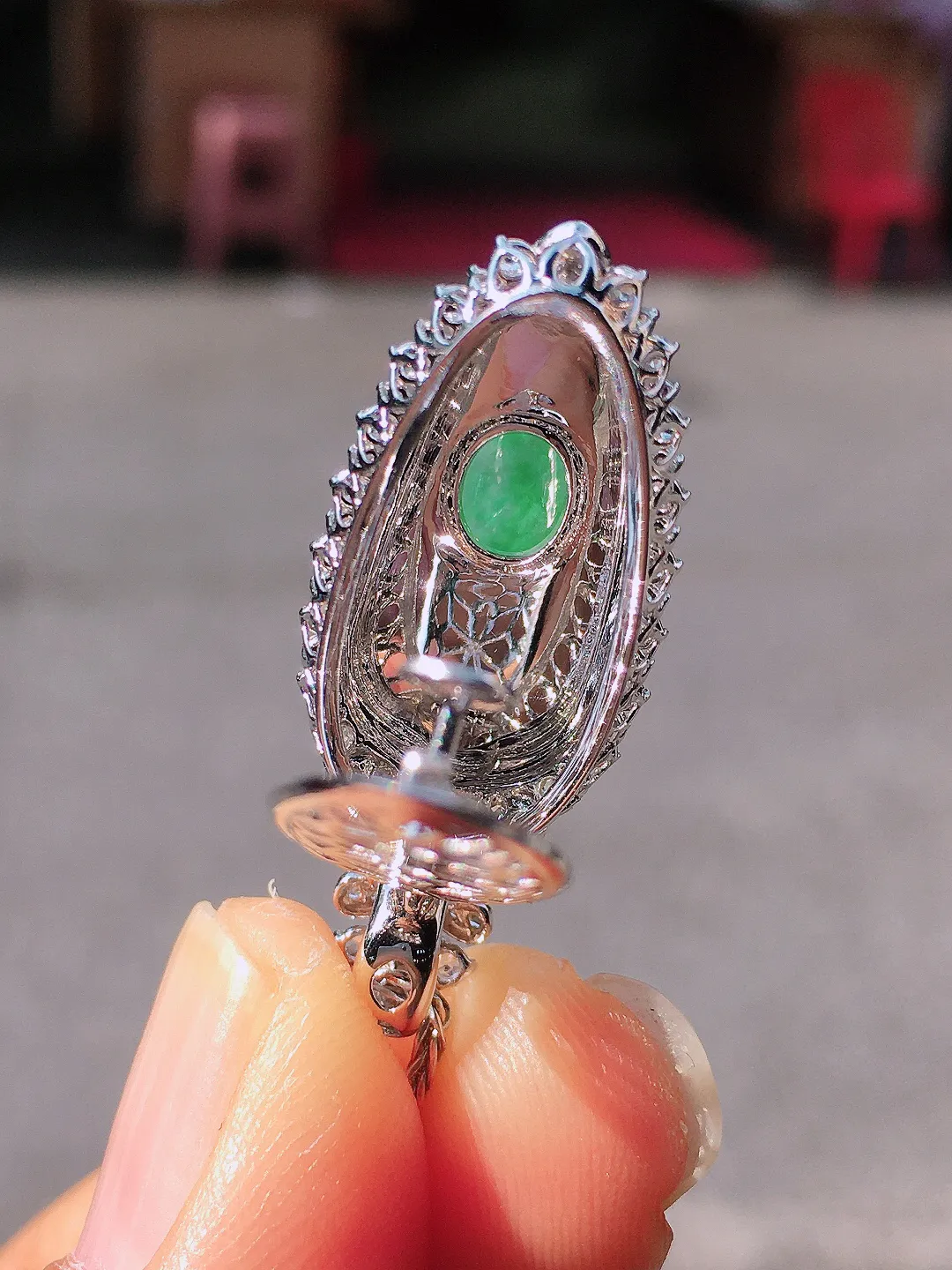 阳绿福瓜吊坠，色泽均匀艳丽，玉质细腻，荧光感超
强，饱满圆润，尽显优雅气质，18k
金豪华镶嵌