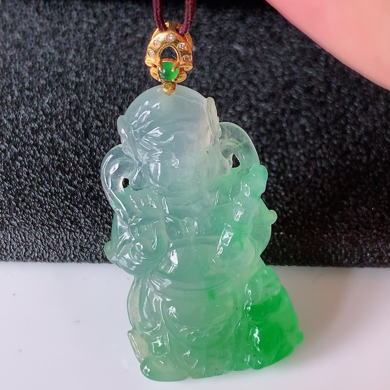 自然光实拍，18K金镶嵌冰种飘绿翡翠不动明王吊坠，不动明王具有在遇到任何困难的时候，均能扫除障难，并不为动摇之意。不动明王显现愤怒像，使侵扰众生之邪魔畏惧而远离，使众生于修行路上不致动摇善念菩提心。生肖属鸡的守护神  佩戴效果优雅迷人！#1.11整体38裸石32*18.5*5.8
