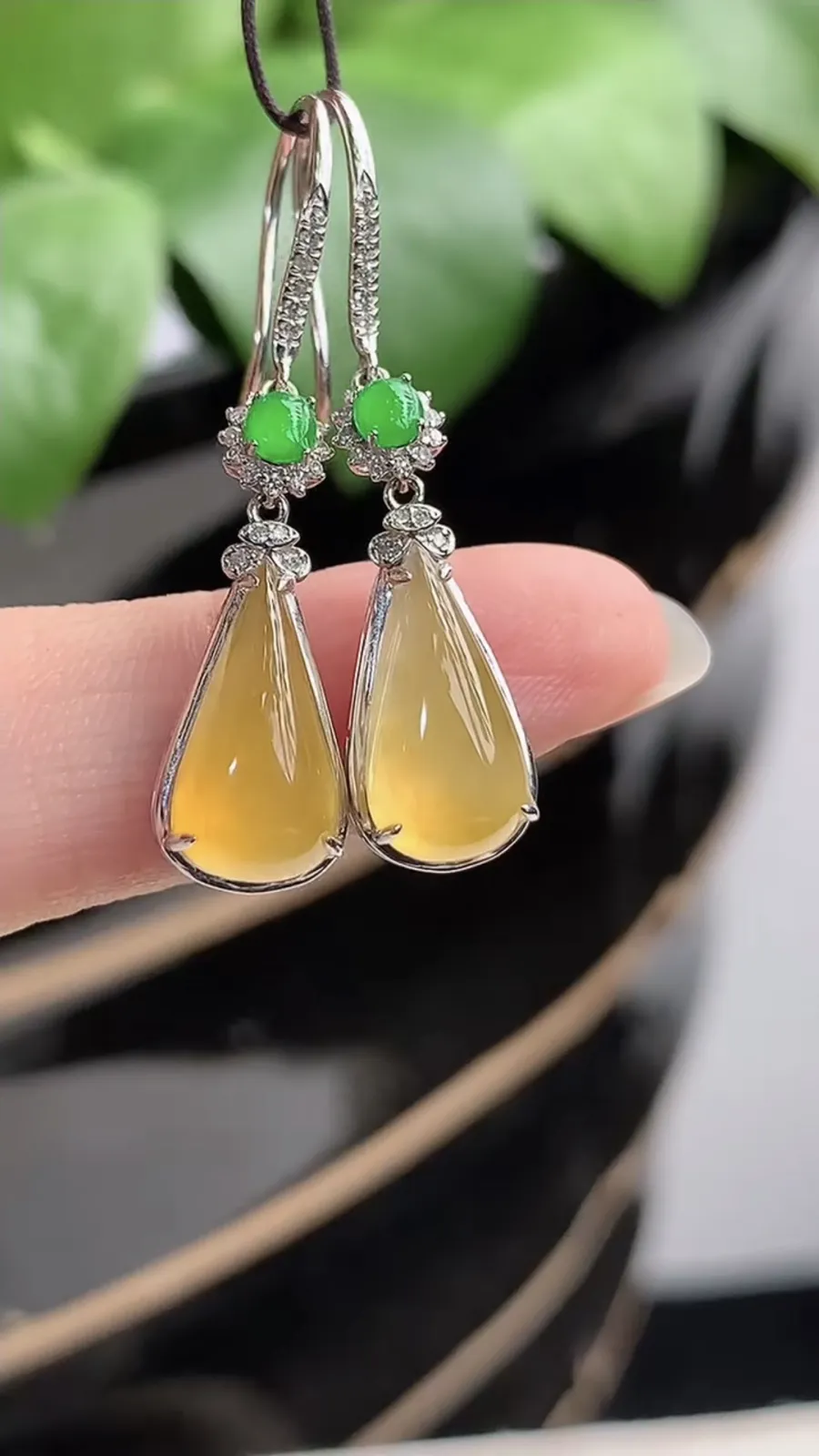 a货翡翠老坑冰种18K金镶嵌黄翡水滴耳坠 尺寸12.3×6.4×6mm 重量3.16g 1207