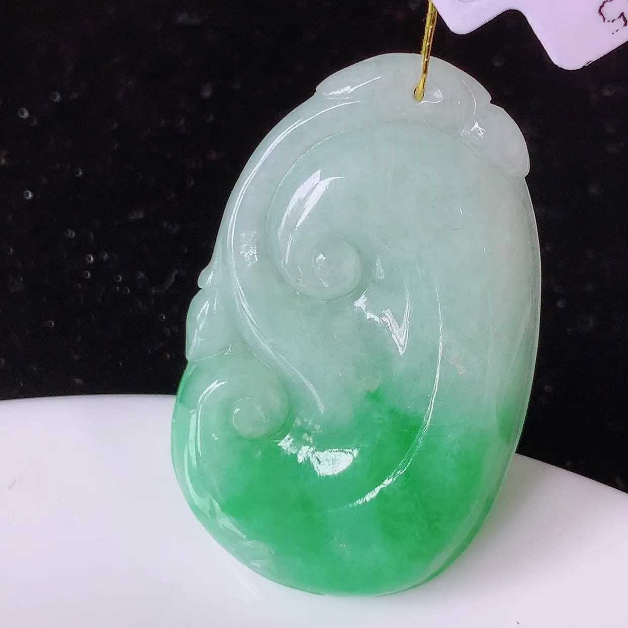 自然光实拍，冰润飘绿翡翠如意吊坠，翠色灵动，饱满，万事如意，如意一生，配戴精美！#35.11