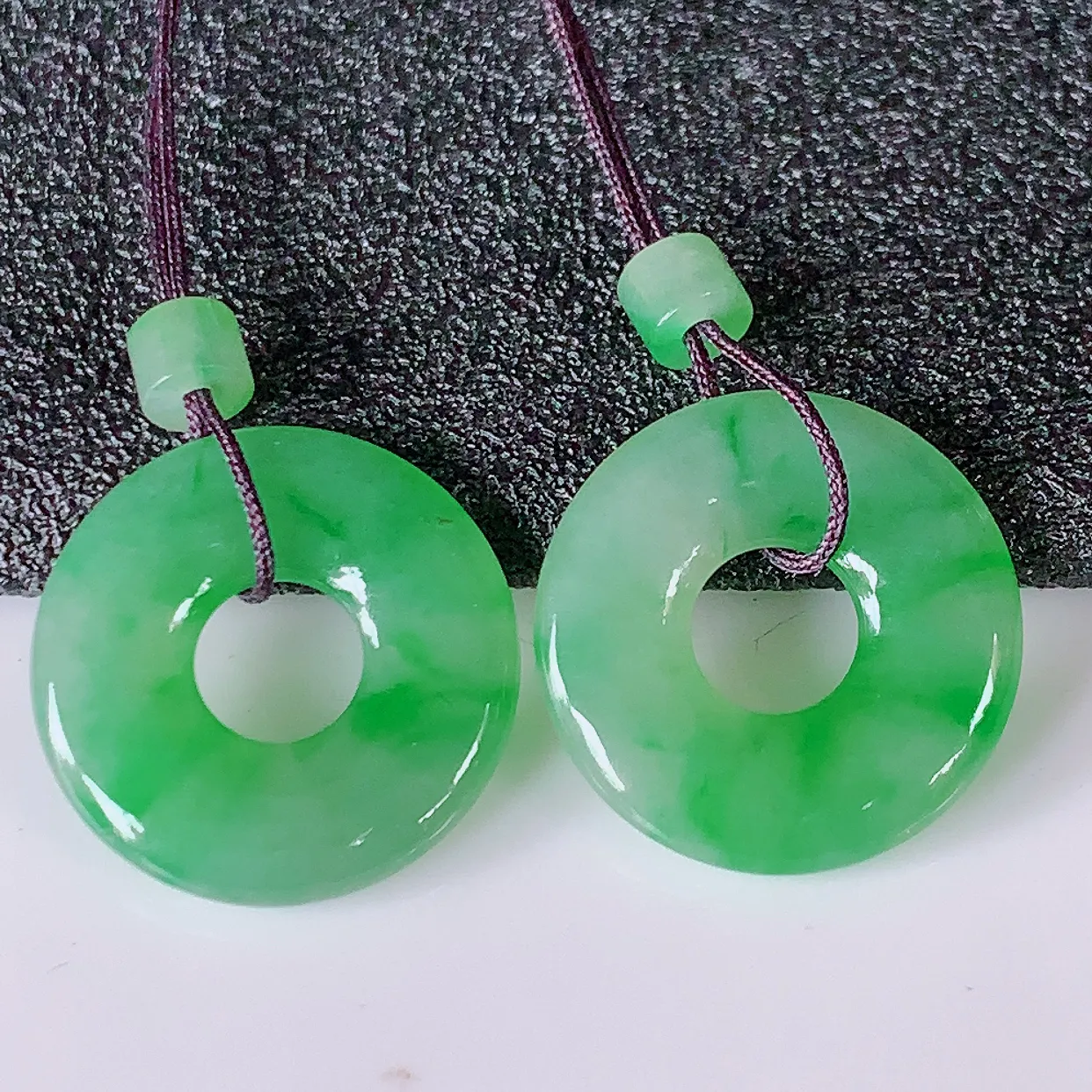 自然光实拍，冰种飘绿翡翠一对平安扣耳坠，翠色灵动，玉质细腻，颜色漂亮，品相佳，佩戴佳品！配银线 #1