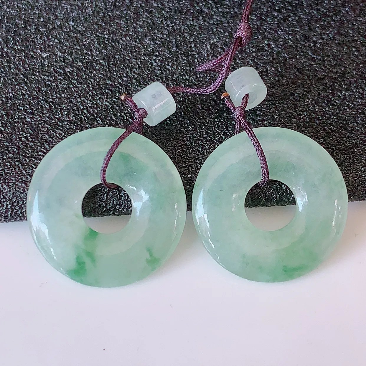 自然光实拍，冰种飘花翡翠一对平安扣耳坠，翠色灵动，玉质细腻，颜色漂亮，品相佳，佩戴佳品！配图银线 #