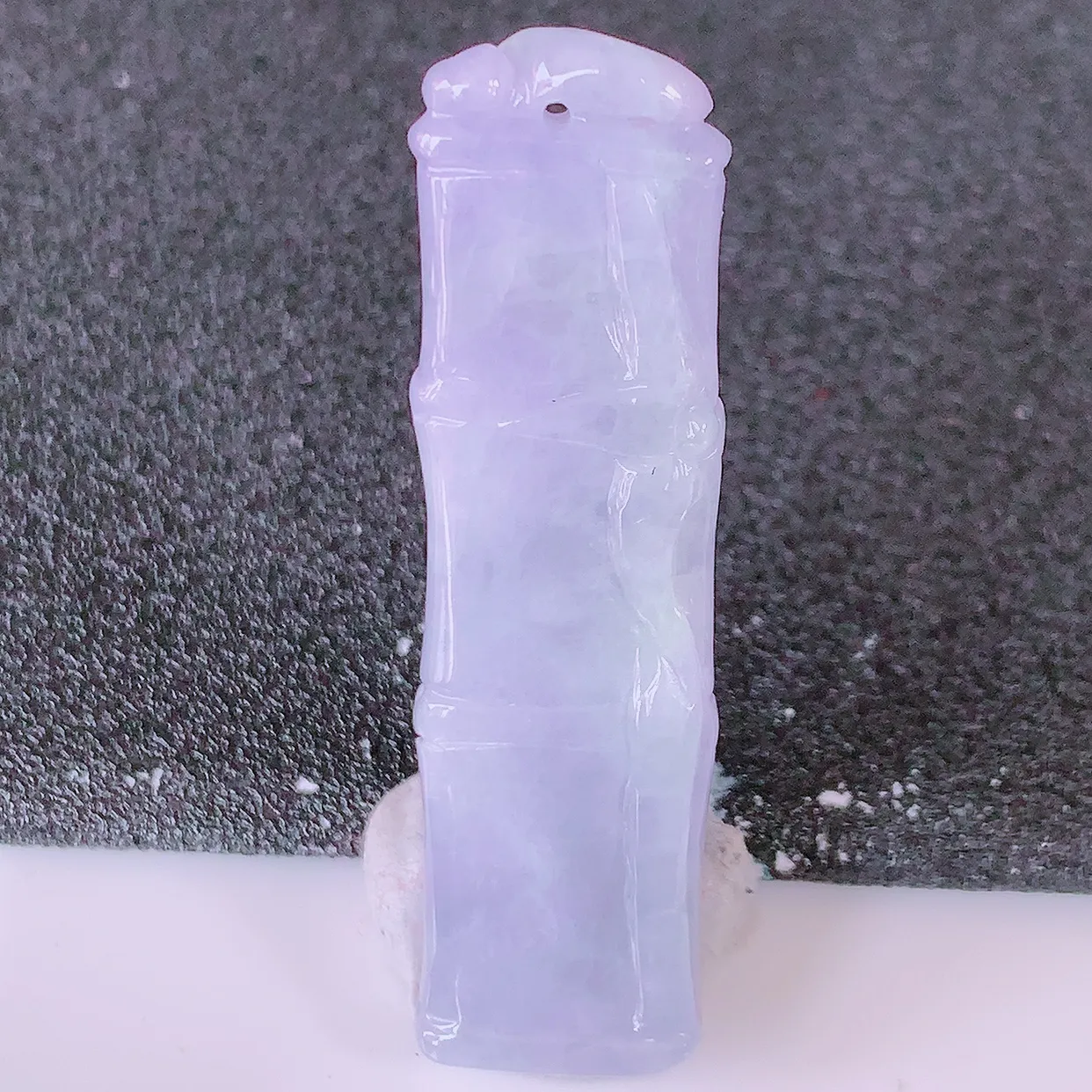 自然光实拍，冰润紫罗兰翡翠竹节吊坠。竹节寓意“节节高，官运亨通，前程似锦，水润莹泽，清秀高雅，佩戴精美！#05.11