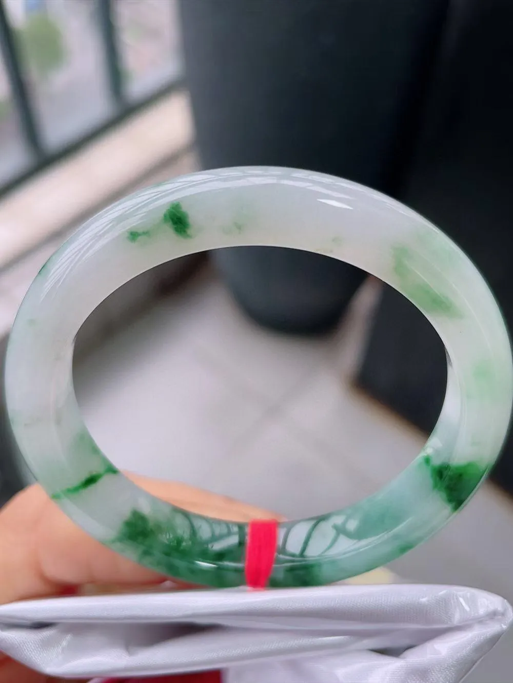 【翡翠名称】老种冰飘花53正圈口翡翠手镯
【翡翠尺寸】53-10.5-8mm适合52-54正圈口佩戴
【翡翠描述】缅甸天然翡翠A货，种老水足，玉质细腻，色泽靓丽，性价比高，佩戴效果好！