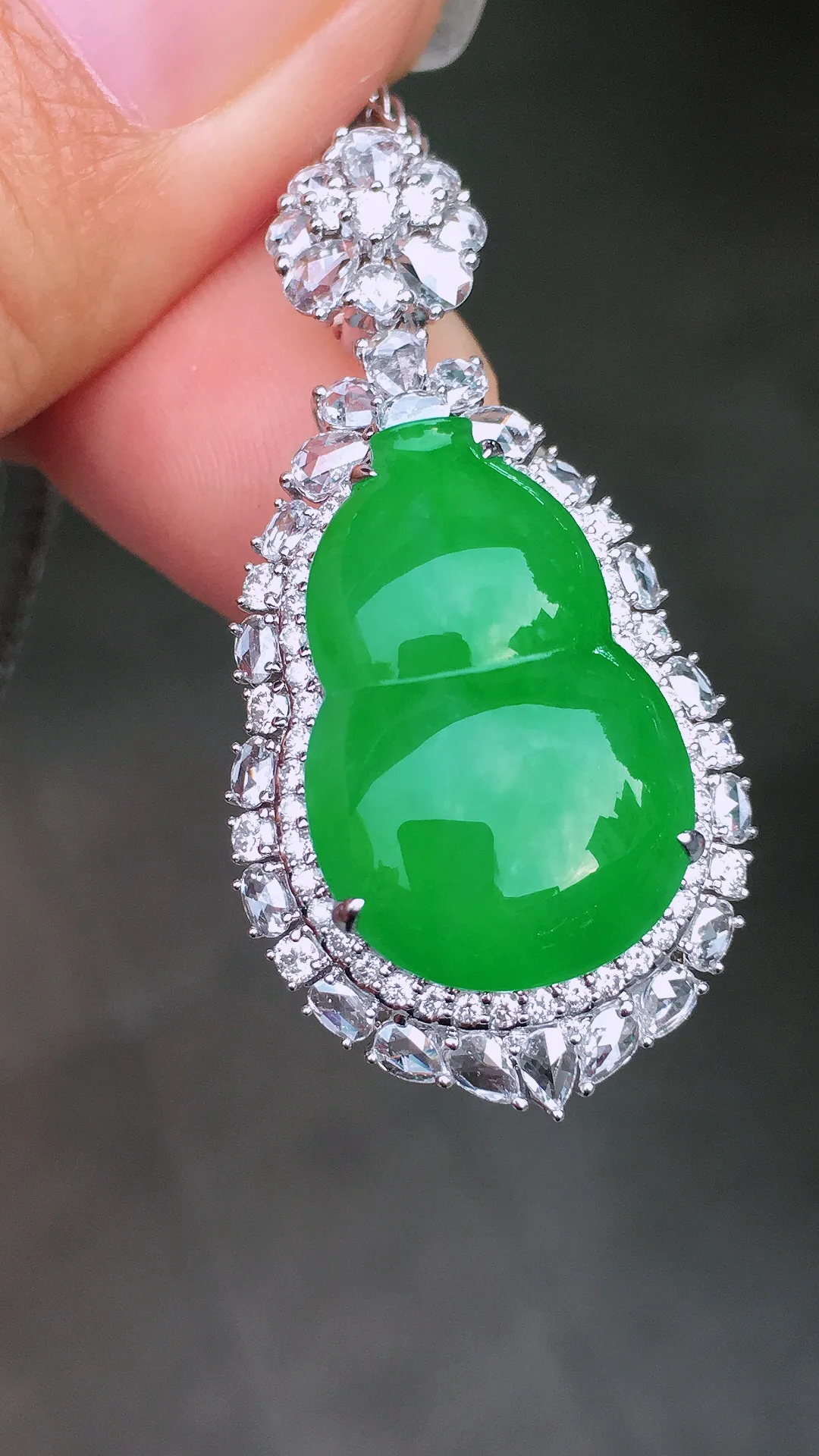 阳绿葫芦吊坠，色泽均匀艳丽，玉质细腻，荧光感超
强，饱满圆润，尽显优雅气质，18k
金豪华镶嵌