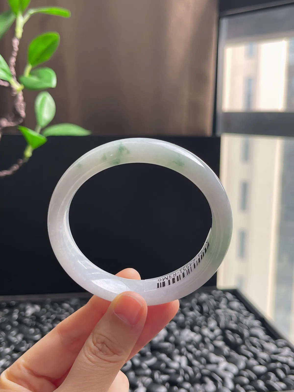 正圈57.2圈口，翡翠糯化种飘绿手镯