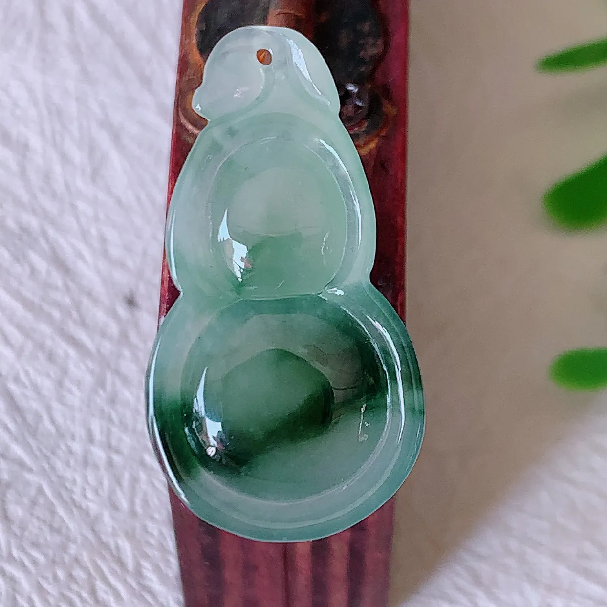 自然光实拍，冰种飘花翡翠葫芦吊坠，葫芦寓意福禄双全，财源滚滚，饱满，清新脱俗，佩戴效果优雅迷人！#57.7