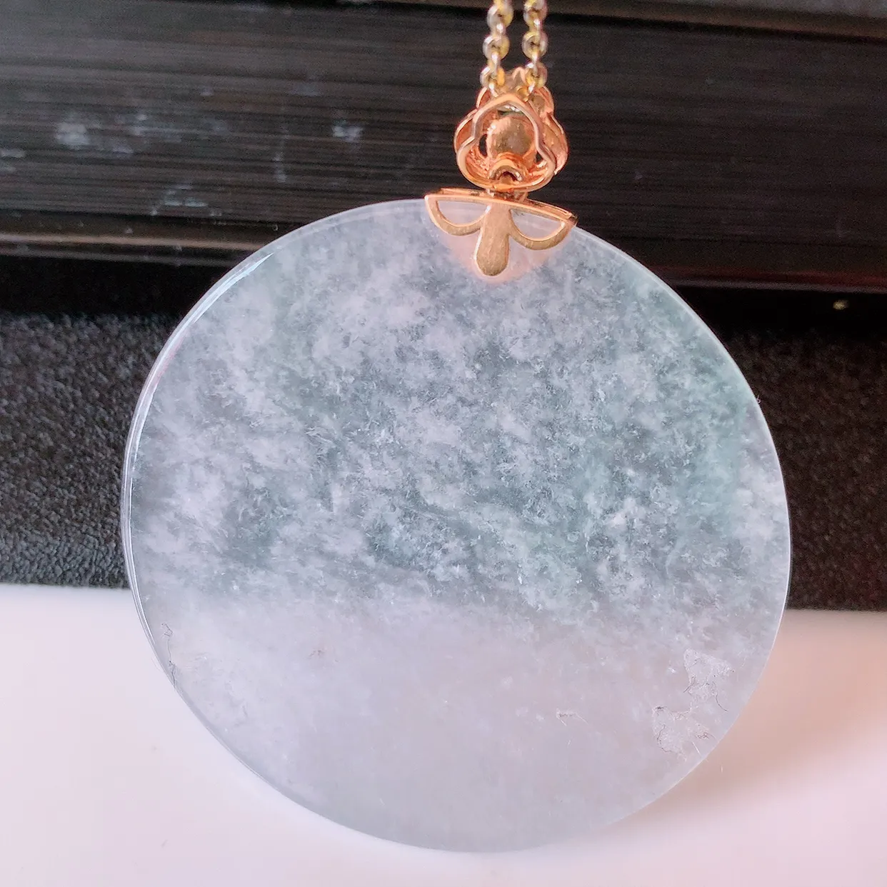 自然光实拍，18K金镶嵌冰种意境棉翡翠无事牌吊坠，平安无事牌，种水无可挑剔，冰胶感十足，莹润通透，品质保证。意境雪花棉均匀分布，相当漂亮，配戴效果出众！#83.7整体47.5*41*5裸石41-41