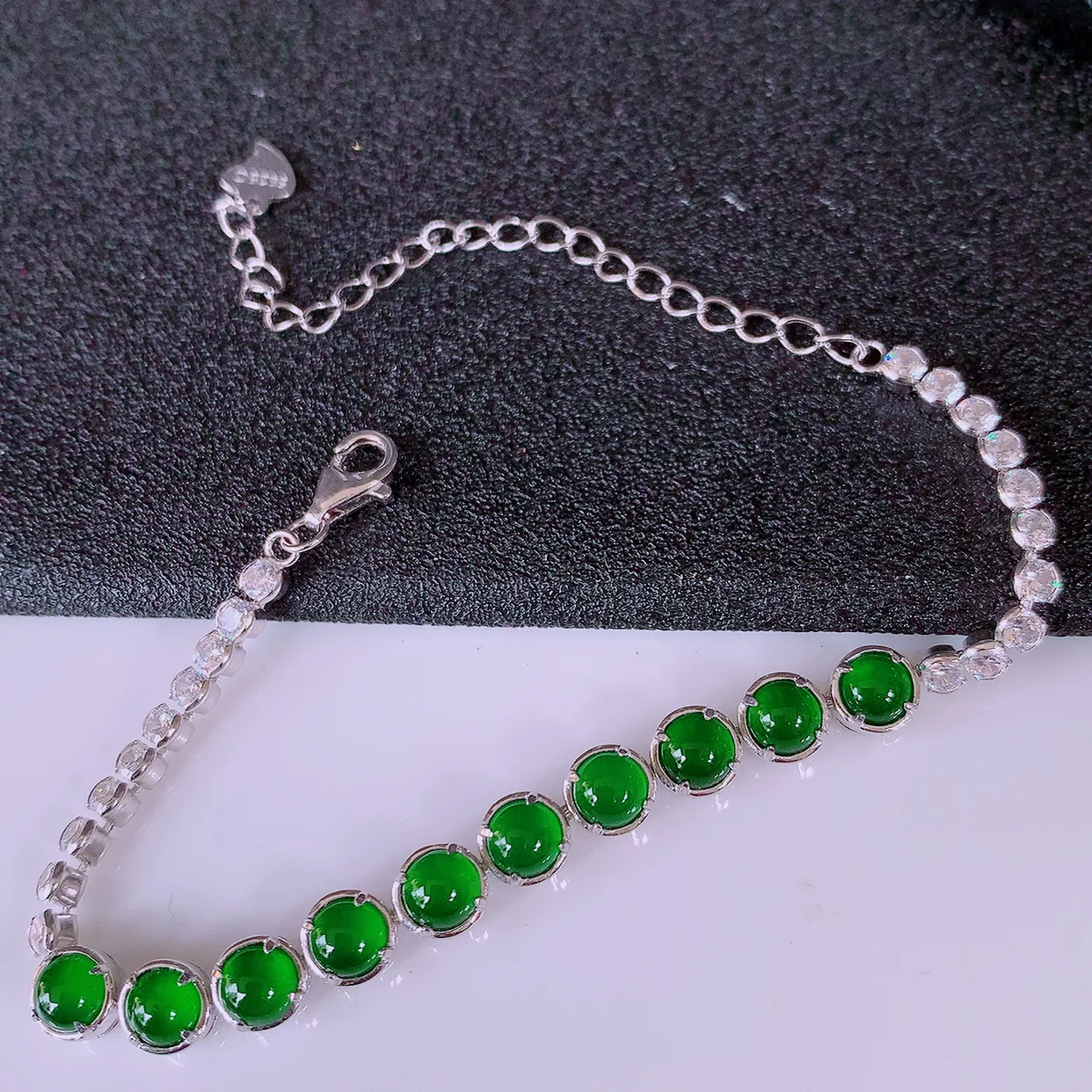 冰透满绿翡翠925银镶嵌手链，自然光实拍，翠色灵动，颜色漂亮，种老水足，品相佳，佩戴佳品！#97.11取一整体5.5*5.5*4.8裸石4.5*4.5