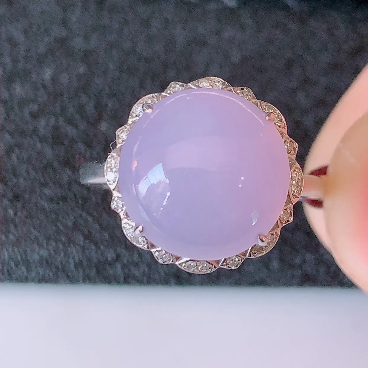 自然光实拍 18K金精工镶嵌冰紫罗兰翡翠戒指，玉质细腻，翡翠色泽均匀，艳丽饱满，款式高贵大气，13圈