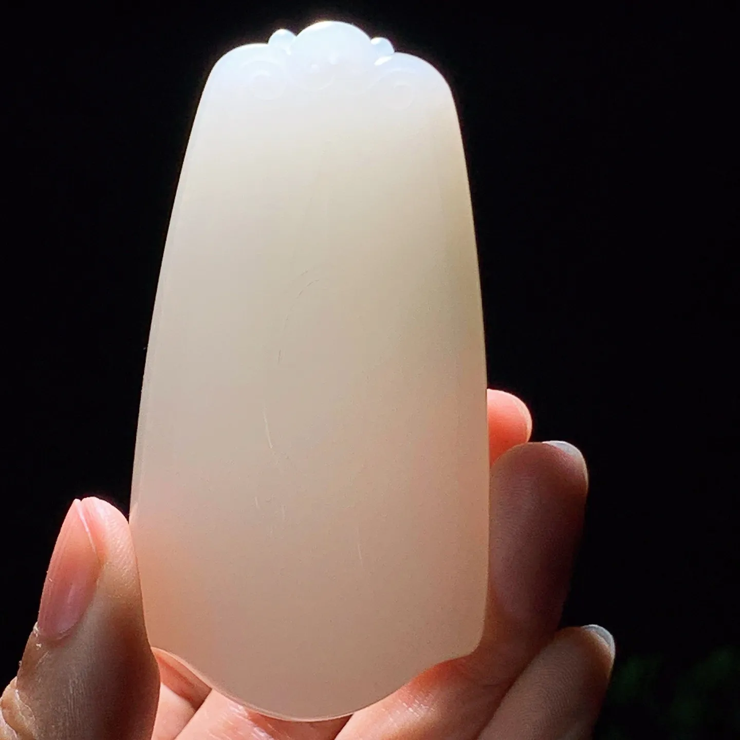 新疆和田玉羊脂白守护平安无事牌子挂件。尺寸74/38/13重70克。白度一级。玉质细腻油润。手推出油。佩戴高端典雅。lt251210