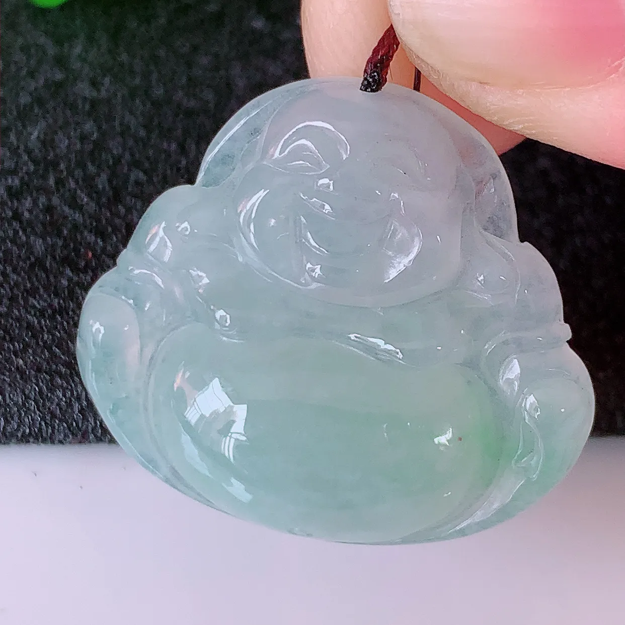自然光实拍，冰种飘绿翡翠佛公吊坠，开心笑佛，种老水足，颜色漂亮，立体饱满圆润，佩戴效果赞#57.11