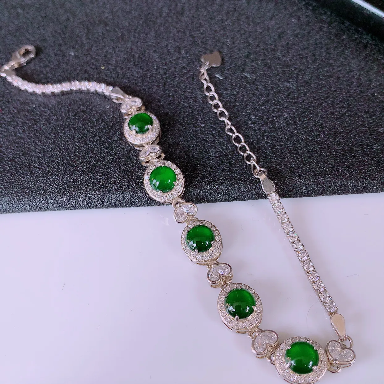 冰透满绿翡翠925银镶嵌手链，自然光实拍，翠色灵动，颜色漂亮，种老水足，品相佳，佩戴佳品！#97.11取一整体8.6*8.2*5.8裸石5.8*5.8