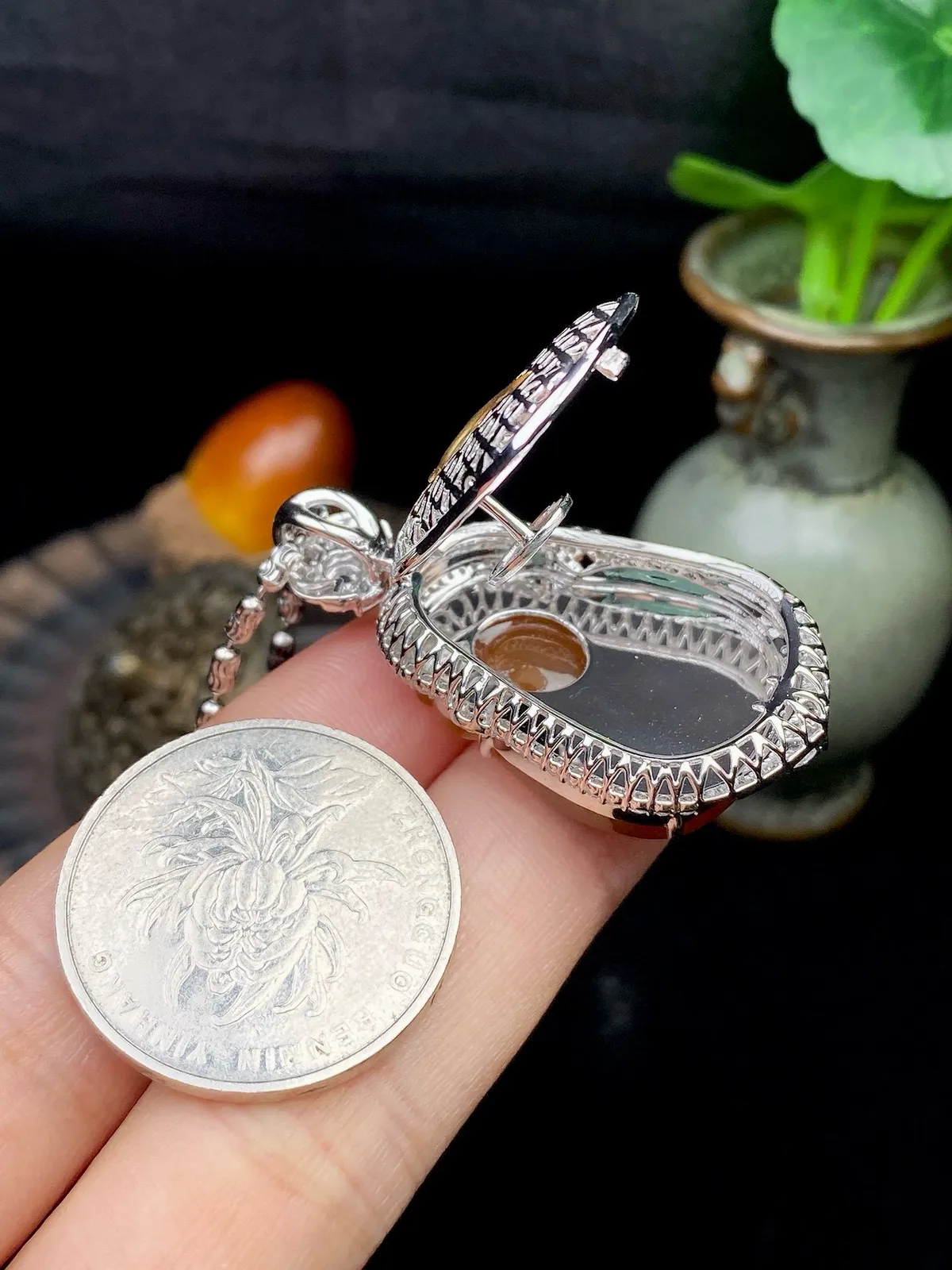 【冰种黄翡财神】质地细腻，工艺很好，饱满圆润，笑口常开，18k金钻镶嵌，裸石尺寸25*20*5.5毫米