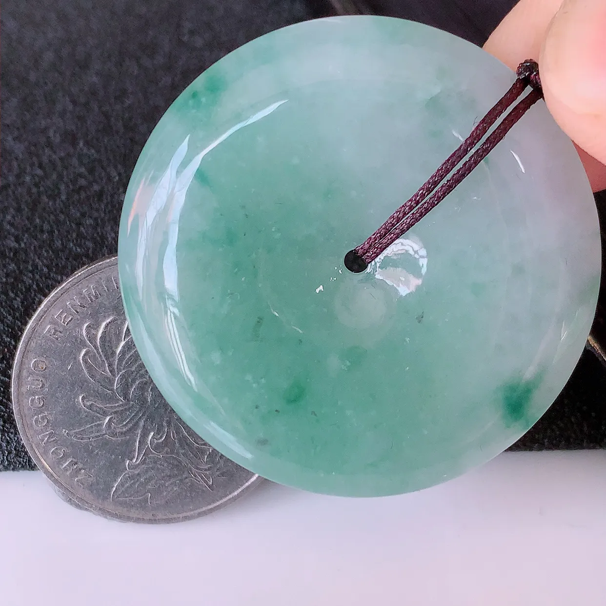 自然光实拍，冰润飘绿翡翠平安扣吊坠，形体饱满圆润，平安扣肥嘟嘟的，平平安安，平安扣种水很好，配戴精美！#05.11