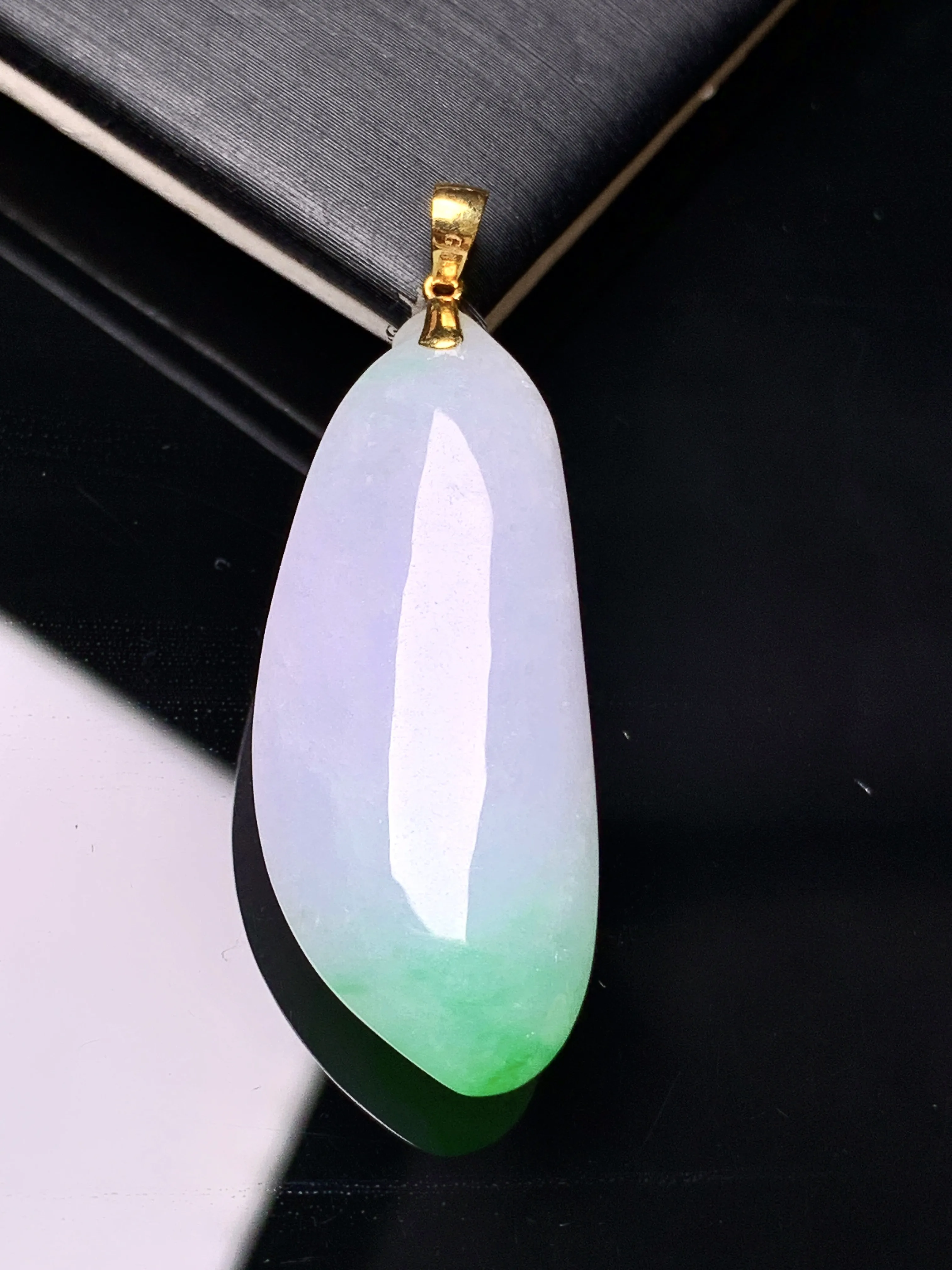 18k金镶嵌飘绿福瓜吊坠 玉质细腻 水润亮眼 色泽艳丽 整体尺寸39*14*8.5