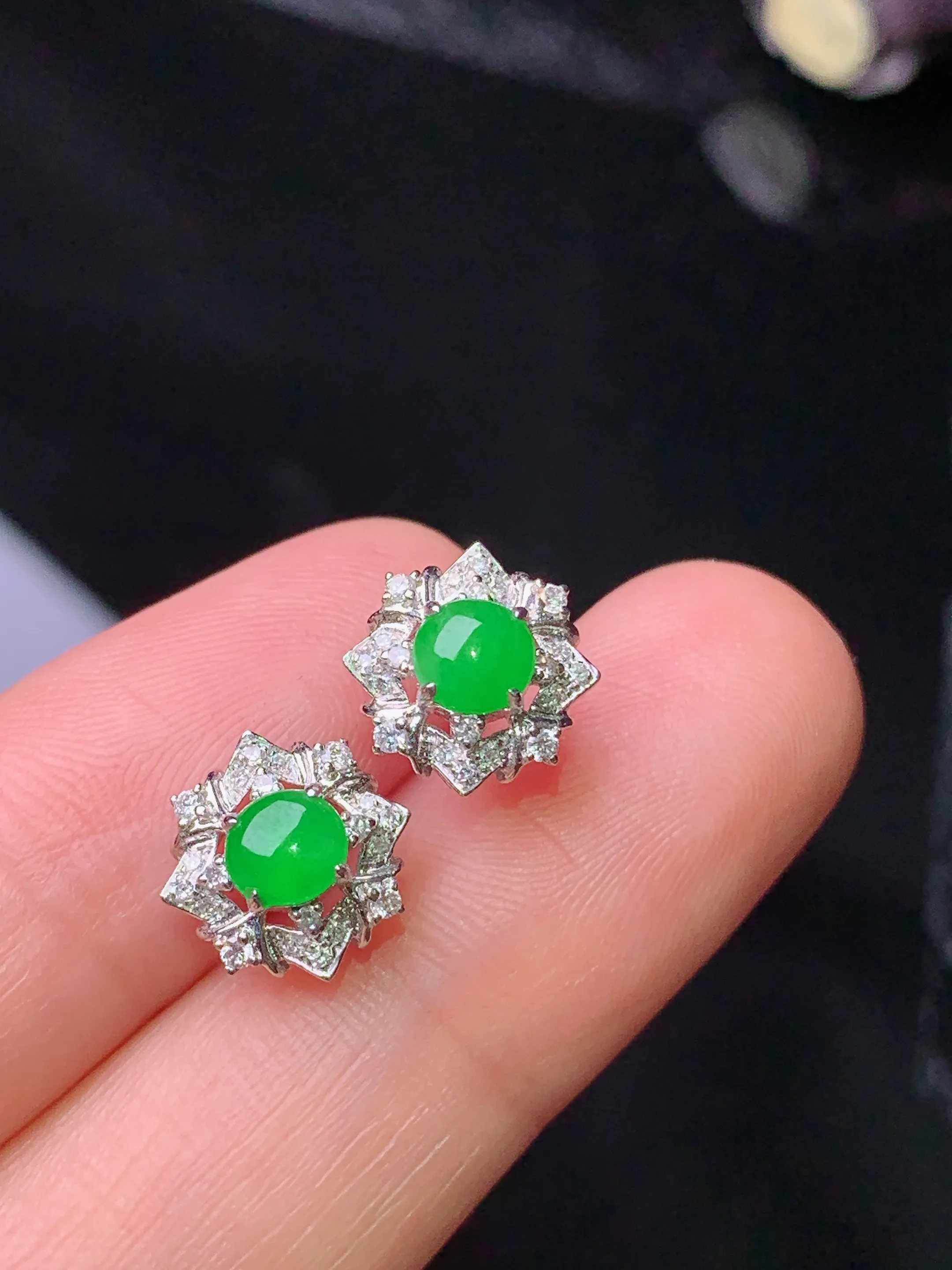 18k金钻镶嵌满绿蛋面耳钉 玉质细腻 水润亮眼 色泽艳丽 整体尺寸9.8*5.6