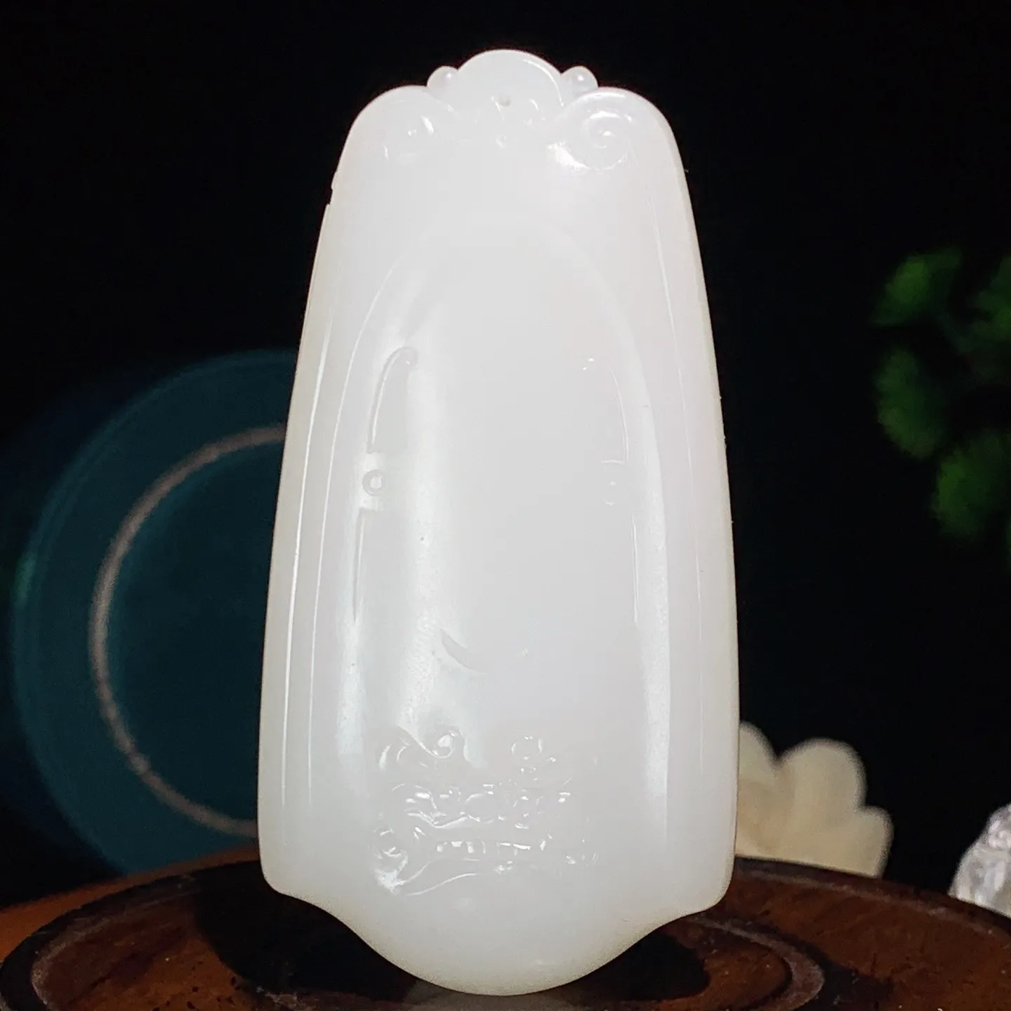 新疆和田玉羊脂白守护平安无事牌子挂件。尺寸74/38/13重70克。白度一级。玉质细腻油润。手推出油。佩戴高端典雅。lt251210