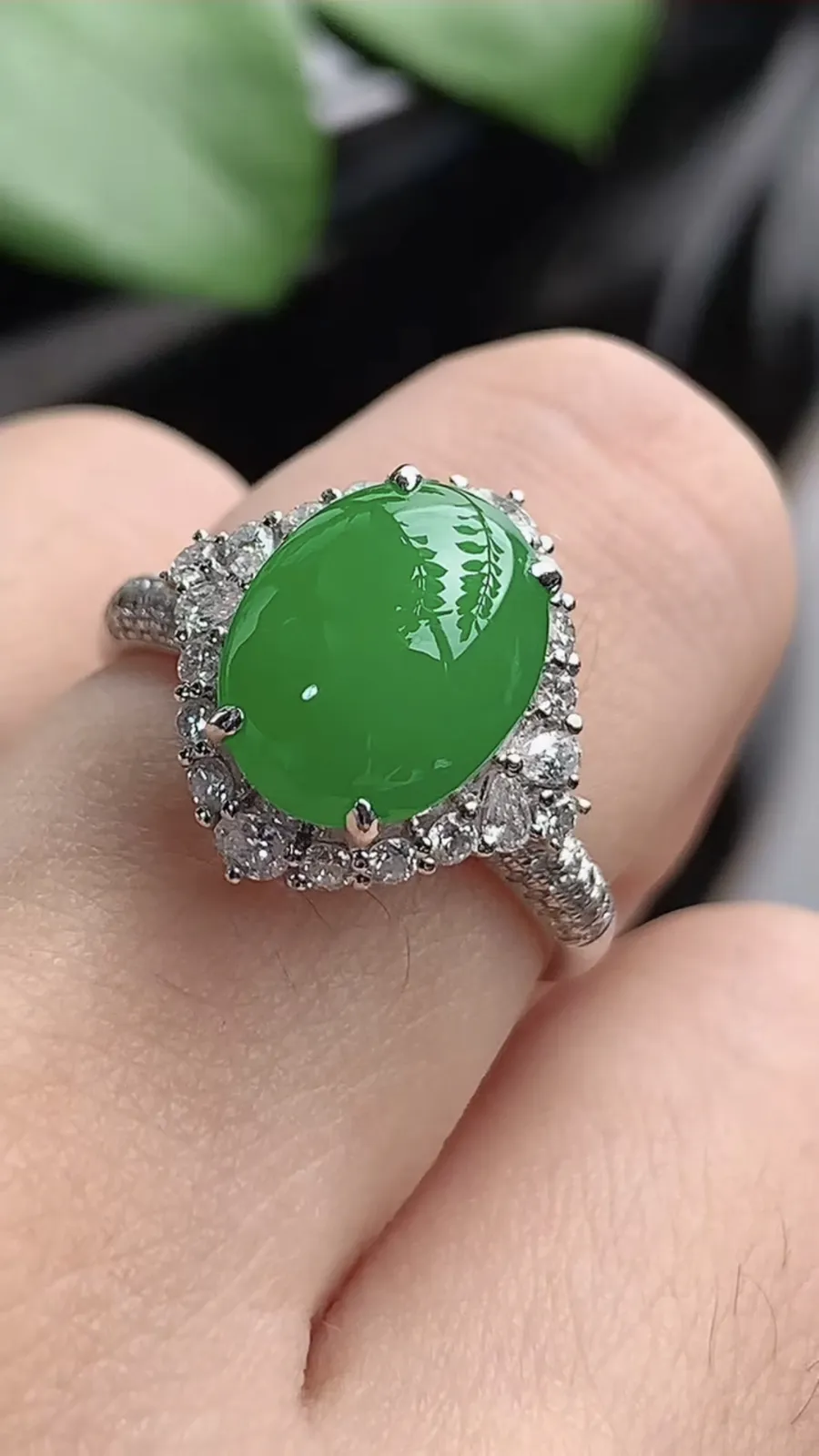 a货翡翠老坑种18K金伴钻镶嵌阳绿蛋面戒指 圈口17.3裸石尺寸10.6×8.2mm 重量3.82g 1206