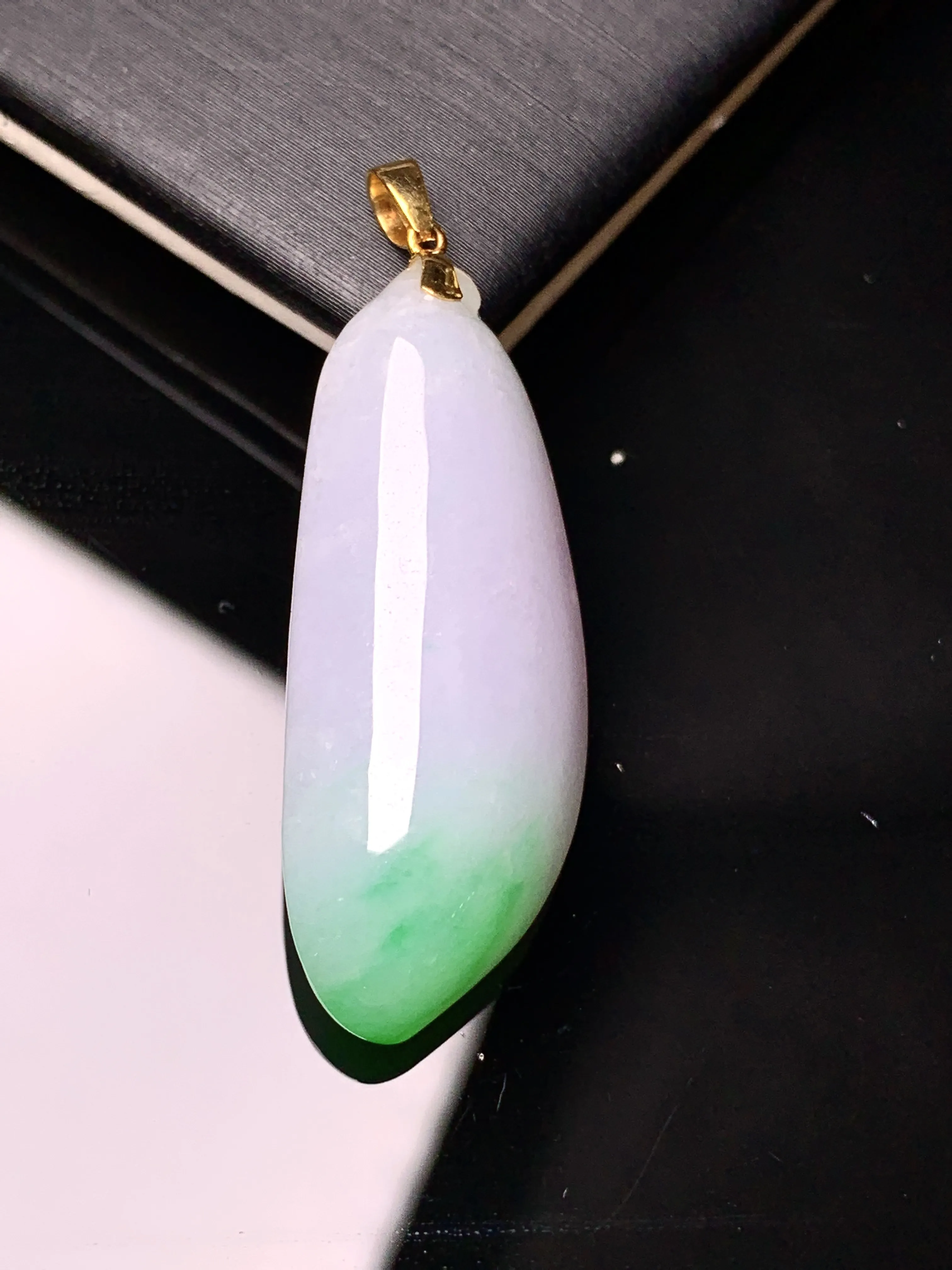18k金镶嵌飘绿福瓜吊坠 玉质细腻 水润亮眼 色泽艳丽 整体尺寸39*14*8.5