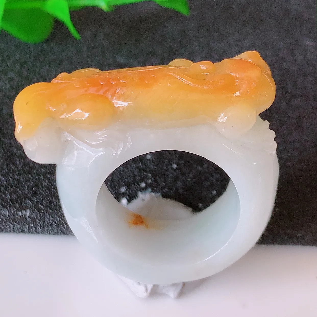 自然光实拍，黄翡貔貅扳指，18.5mm内径双彩翡翠扳指，冰润指环，玉扳指，戒指，财源滚滚，玉质细腻起胶，18圈口，种水好！#57.7尺寸32*31.5*10.8*8.5