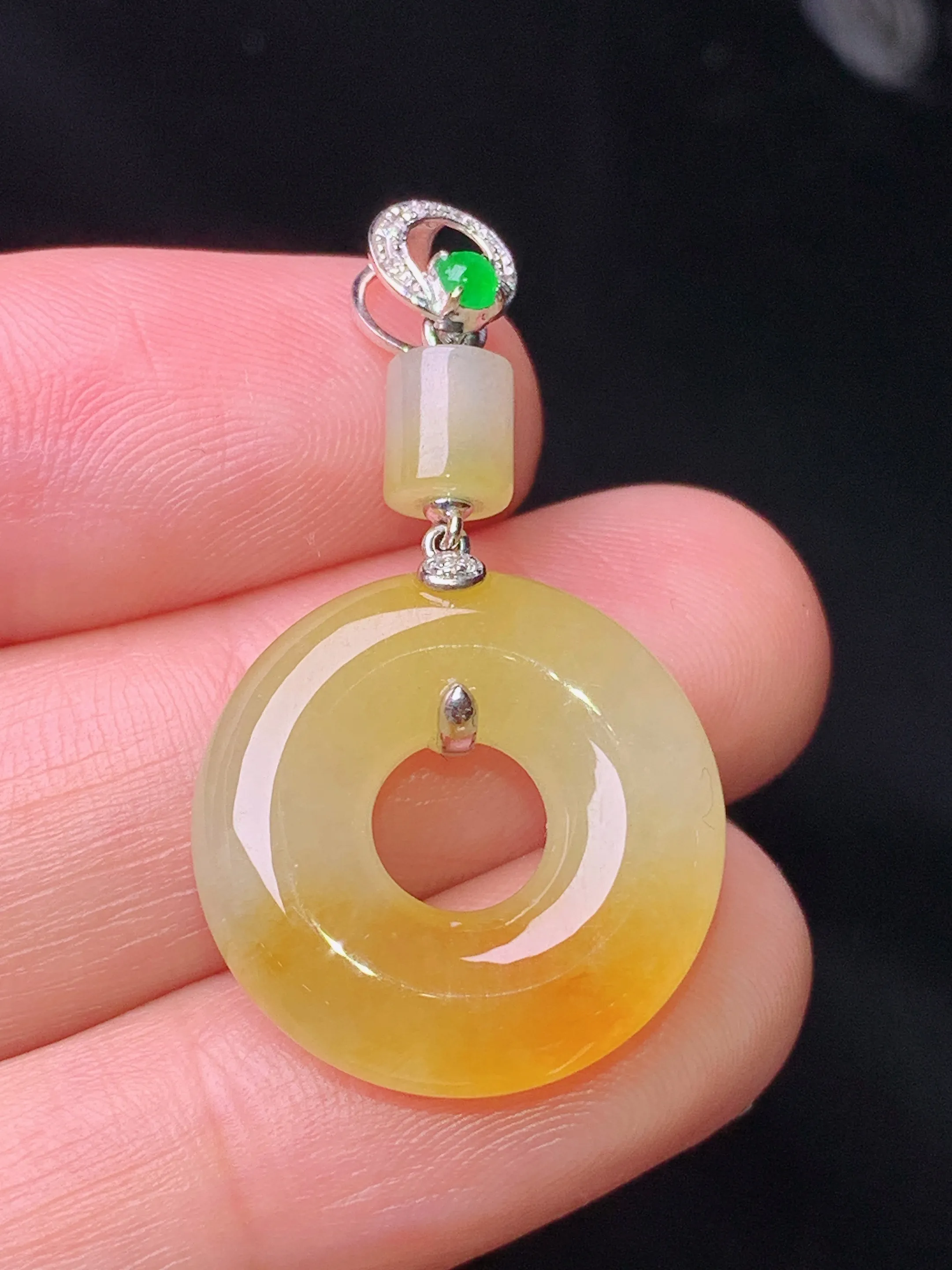 18k金镶嵌黄翡平安环吊坠 玉质细腻 水润亮眼 色泽艳丽 整体尺寸33.8*19*5.2