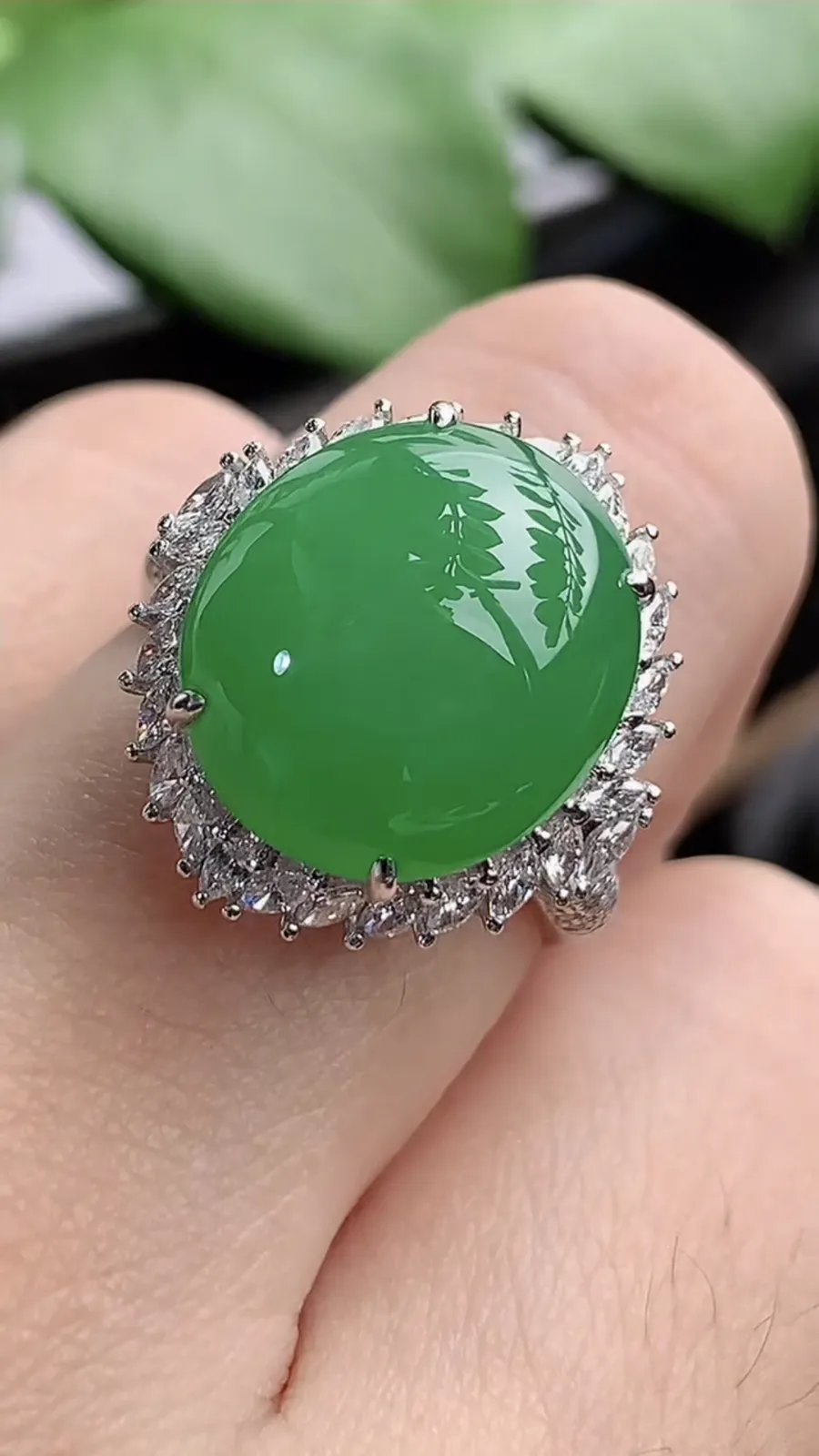 a货翡翠老坑冰种18K金伴钻镶嵌阳绿蛋面戒指 圈口17.4裸石尺寸14×12.3mm 重量5.78g 1206