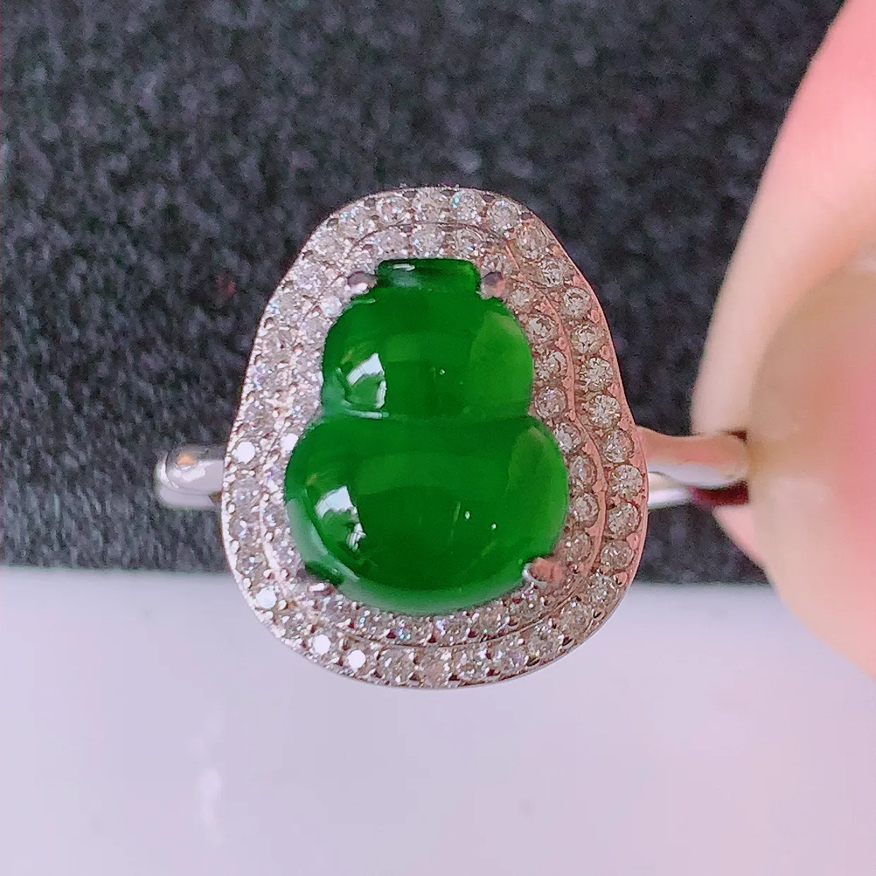 冰透满绿翡翠925银镶嵌葫芦戒指，自然光实拍，翠色灵动，颜色漂亮，种老水足，品相佳，佩戴佳品！#97