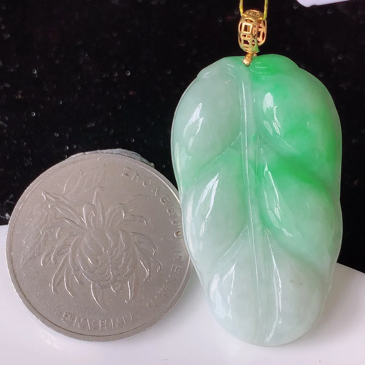 18K金镶嵌飘绿翡翠叶子吊坠 ，种水足，色泽清新，工艺精湛，叶子寓意美好；金枝玉叶，事业有成。#35.11
