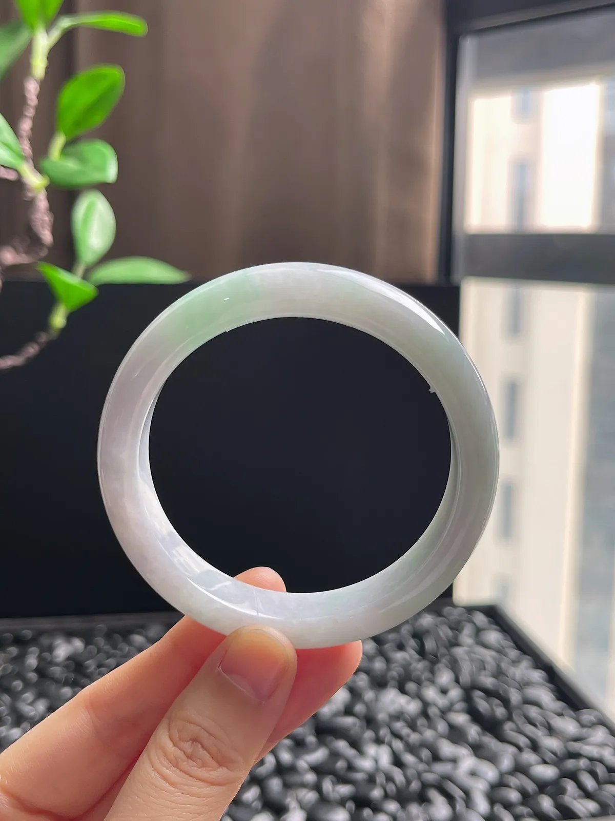 正圈55圈口，翡翠糯化种飘绿手镯