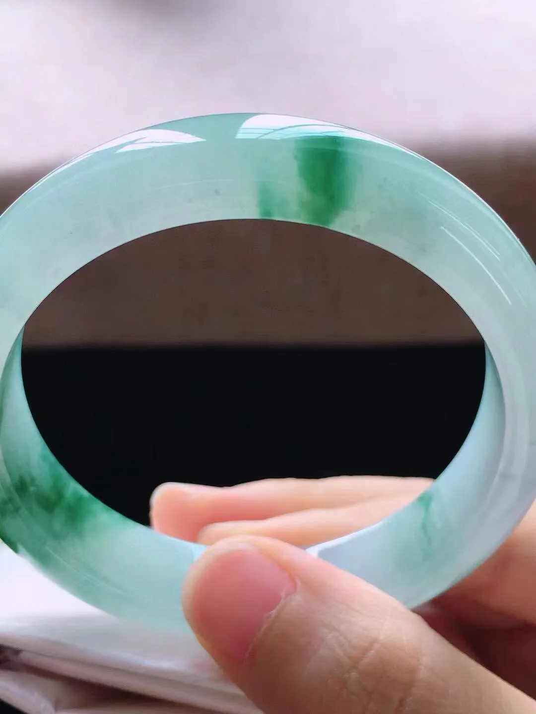 【翡翠名称】老种冰飘花55.8正圈口翡翠手镯
【翡翠尺寸】55.8*13.5*7.8mm适合正圈口佩