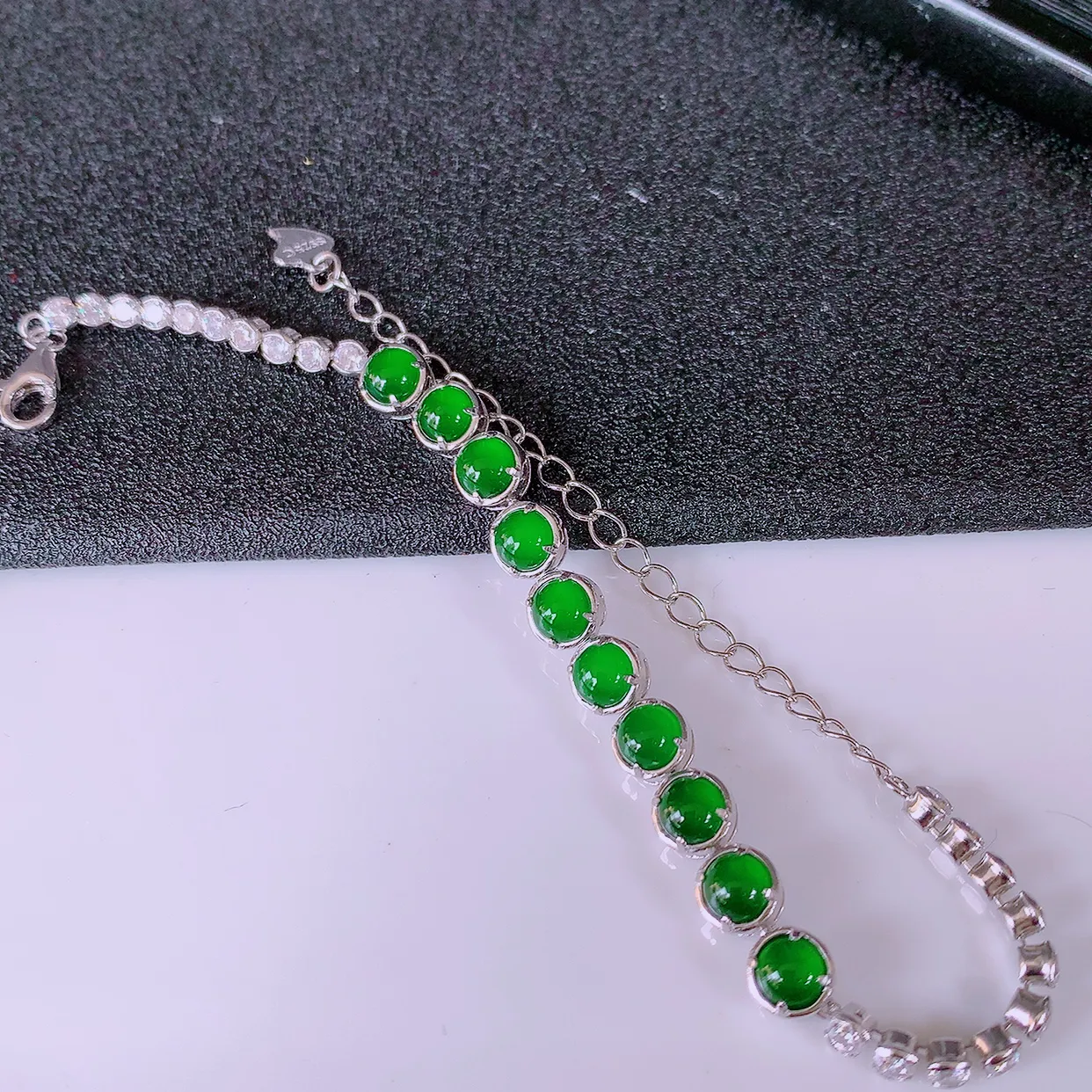 冰透满绿翡翠925银镶嵌手链，自然光实拍，翠色灵动，颜色漂亮，种老水足，品相佳，佩戴佳品！#97.11取一整体5.5*5.5*4.8裸石4.5*4.5