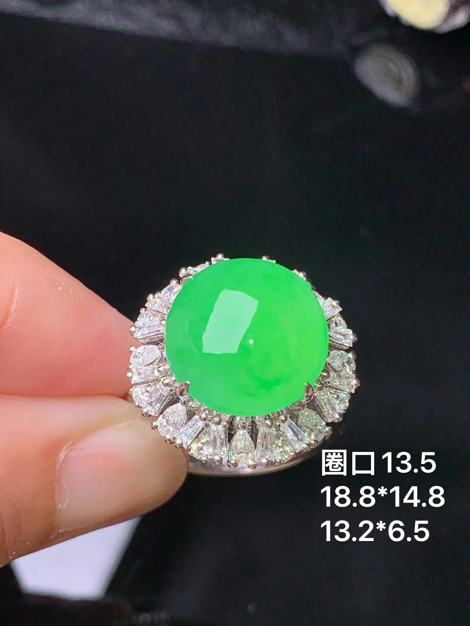 18k金钻镶嵌满绿蛋面戒指 玉质细腻 水润亮眼 色泽艳丽 圈口13.5 整体尺寸18.8*14.8