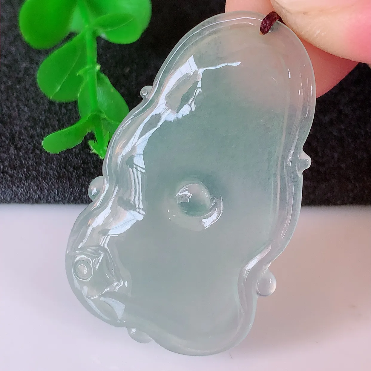 自然光实拍，冰种翡翠荷叶鱼、和和美美玉坠，财源广进，自然隐逸、荷本是素不着尘之物，有和美之寓意。#41.11