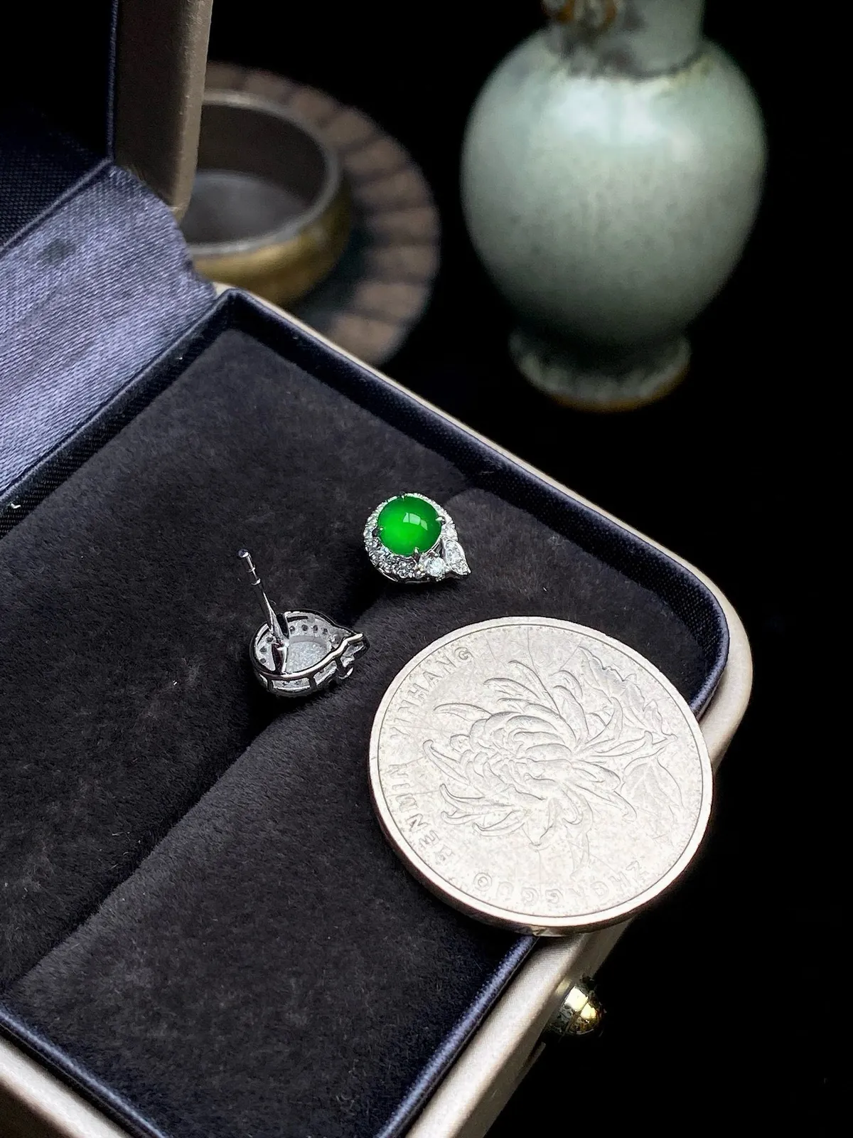 【冰种满绿蛋面耳钉】饱满圆润，纯净冰透，上耳时尚大方。18k金钻镶嵌，裸石尺寸4.9*4.7*2.6毫米