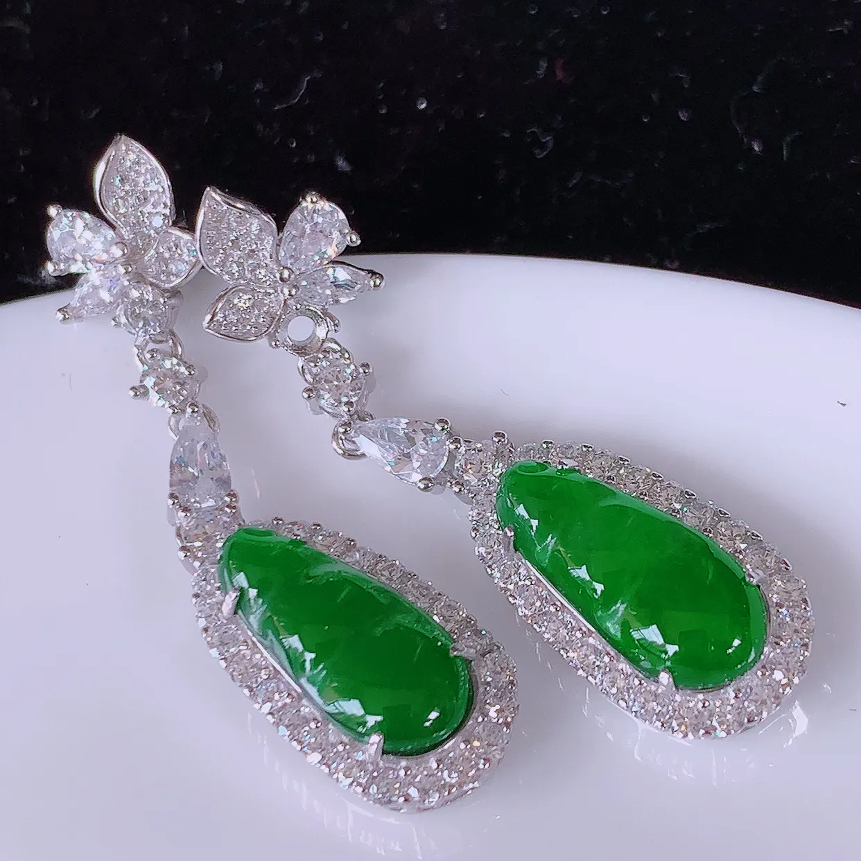 冰透满绿翡翠925银镶嵌福豆耳坠，自然光实拍，翠色灵动，颜色漂亮，种老水足，品相佳，佩戴佳品！#97.11整体38.5*10-5.6裸石15-6.5