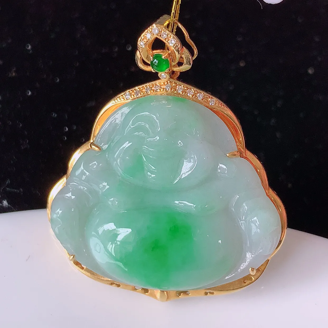 18k金镶嵌飘绿翡翠佛公吊坠，沁人心脾，精致典雅的设计，为佩戴者，增添色彩，送礼自留都是佳品选择！#