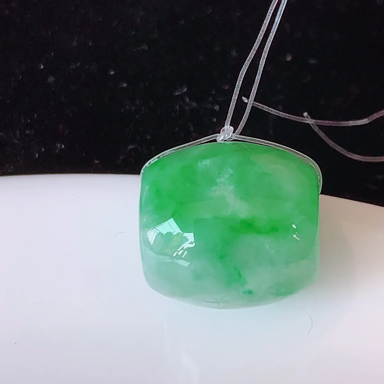 自然光实拍，冰润飘绿翡翠路路通吊坠，寓意时来运转、财源滚滚，款式新颖时尚，日常百搭的款！配图银链#49.7