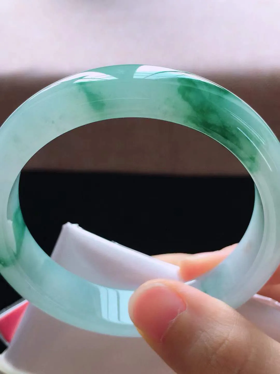 【翡翠名称】老种冰飘花55.8正圈口翡翠手镯
【翡翠尺寸】55.8*13.5*7.8mm适合正圈口佩戴
【翡翠描述】缅甸天然翡翠A货，种老水足，玉质细腻，色泽靓丽，性价比高，佩戴效果好！