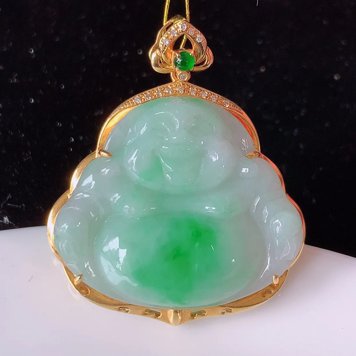 18k金镶嵌飘绿翡翠佛公吊坠，沁人心脾，精致典雅的设计，为佩戴者，增添色彩，送礼自留都是佳品选择！#35.11整体35*29*7.6裸石27.5*23.5