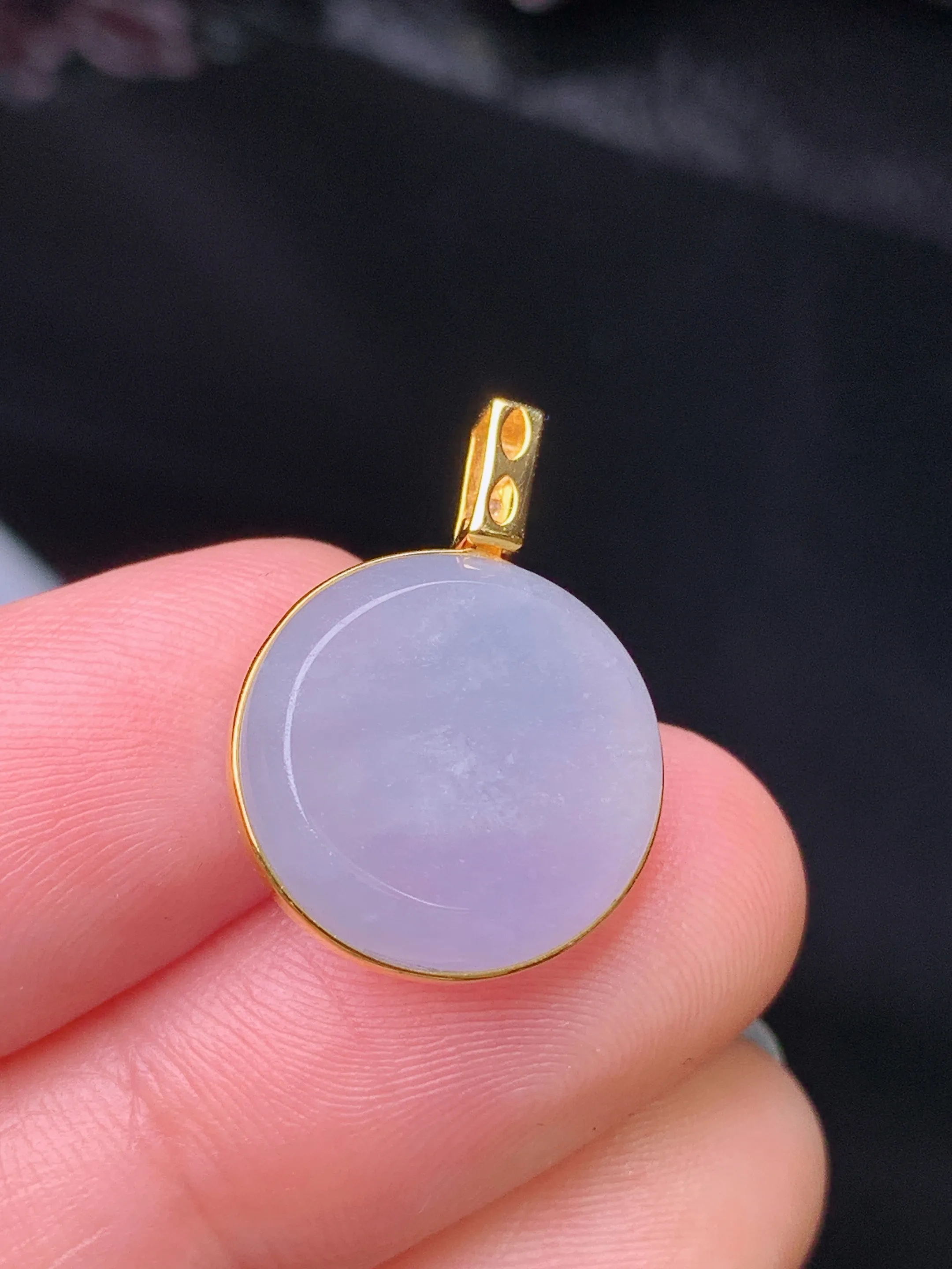 18k金镶嵌紫罗兰圆牌吊坠 玉质细腻 水润亮眼 色泽艳丽 整体尺寸20*14.6*5.5