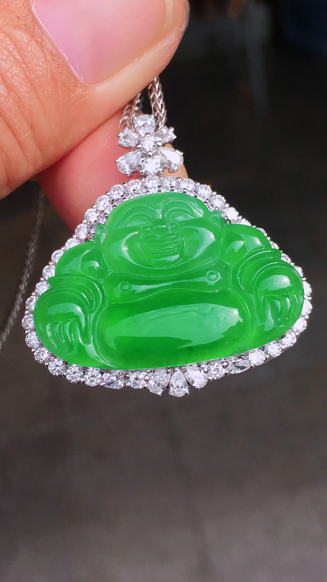 阳绿佛公吊坠，色泽均匀艳丽，玉质细腻，荧光感超
强，饱满圆润，尽显优雅气质，18k
金豪华镶嵌