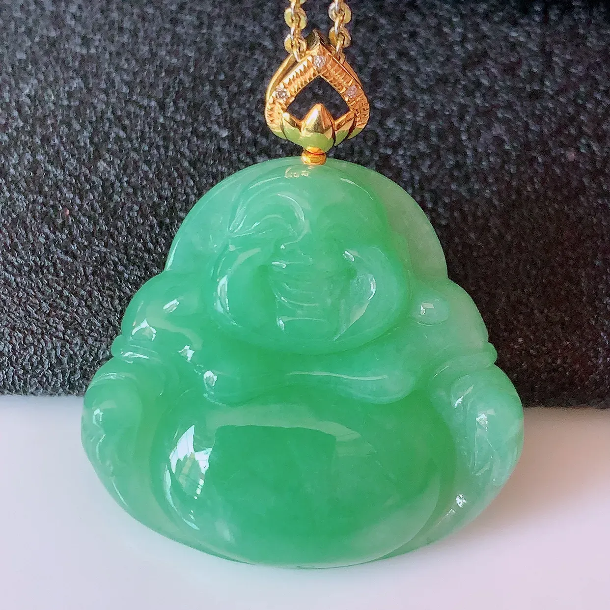 自然光实拍，18K金镶嵌满绿翡翠佛公吊坠，饱满， 佛公亦保平安，寓意有福（佛公）相伴，品相佳，配戴优雅迷人！#83.7整体31.5裸石26-24.5-5.6