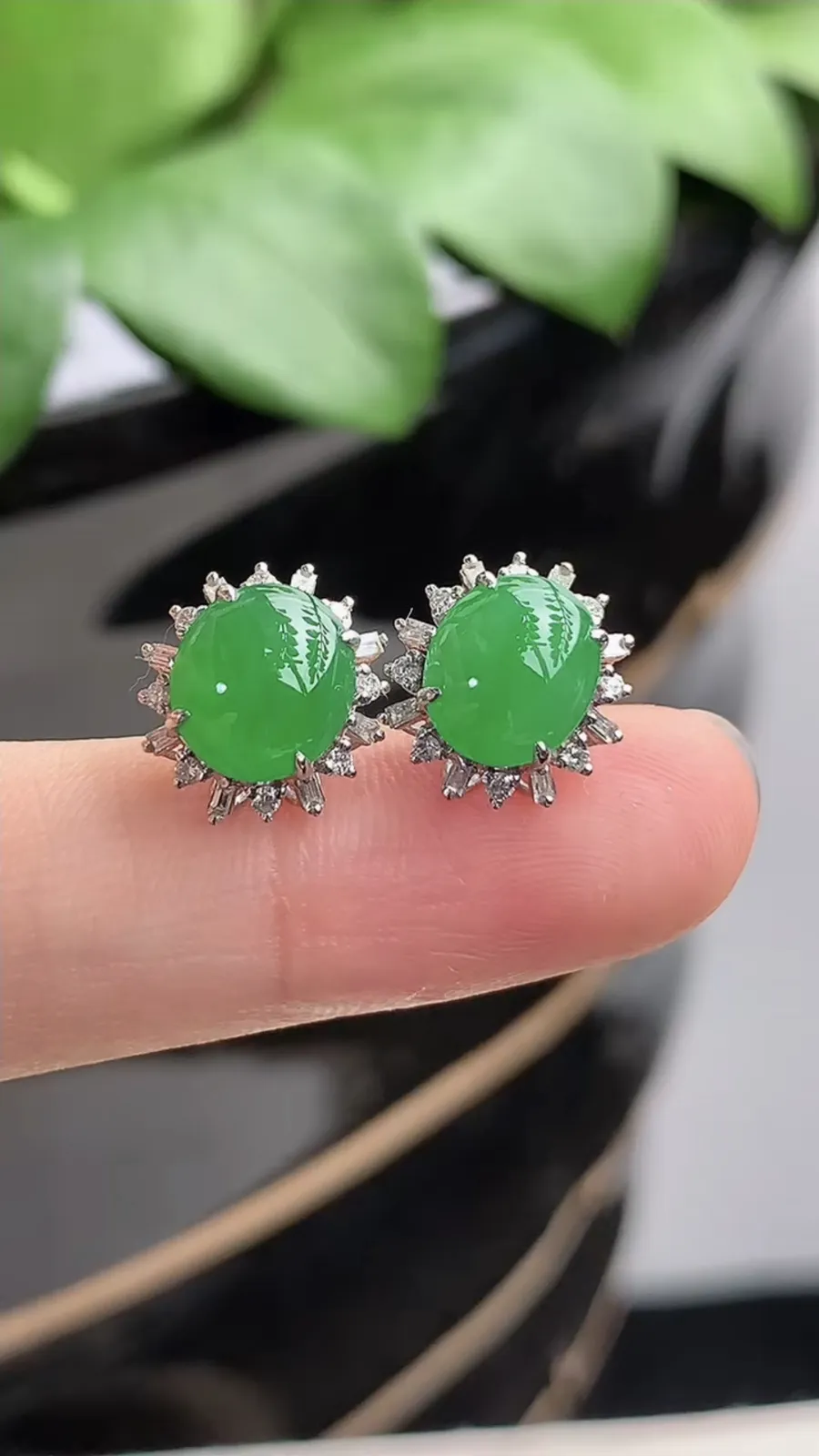 a货翡翠老坑冰种18K金伴钻镶嵌阳绿蛋面耳钉 尺寸8×7mm 重量2.33g 1206